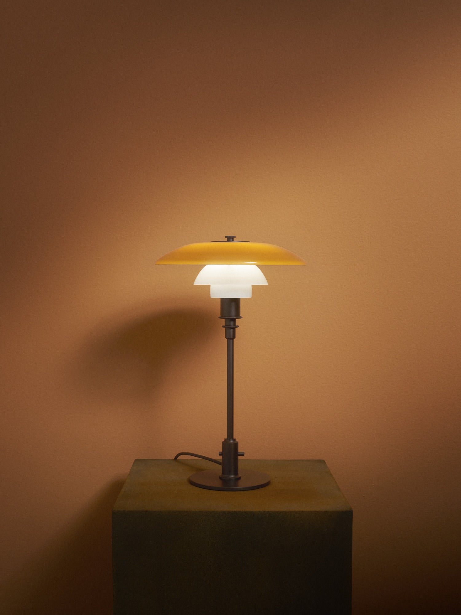 Lampa stołowa PH 3/2 - edycja stulecia biały z pomarańczowym z brązową podstawą – Louis Poulsen