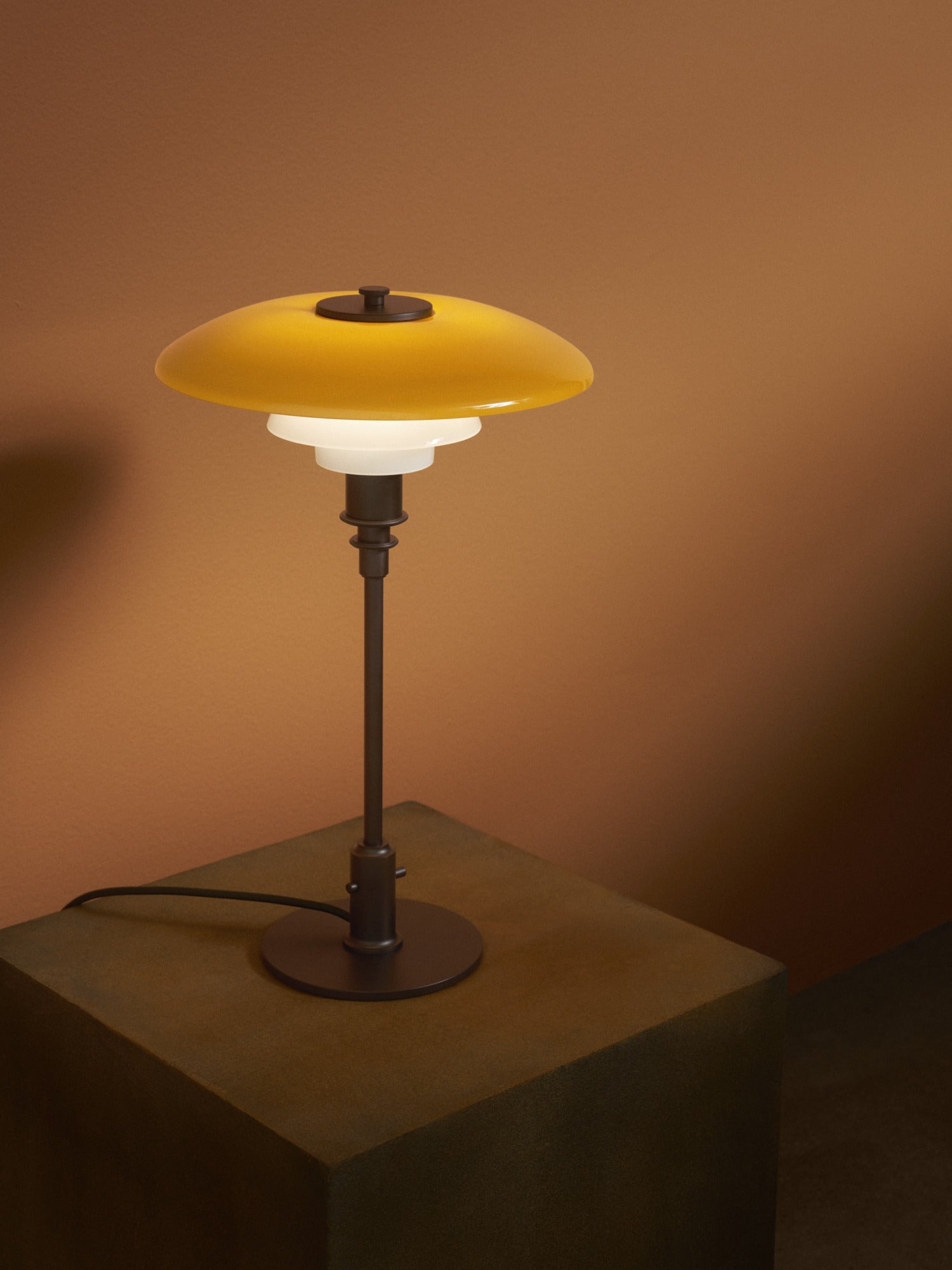Lampa stołowa PH 3/2 - edycja stulecia biały z pomarańczowym z brązową podstawą – Louis Poulsen