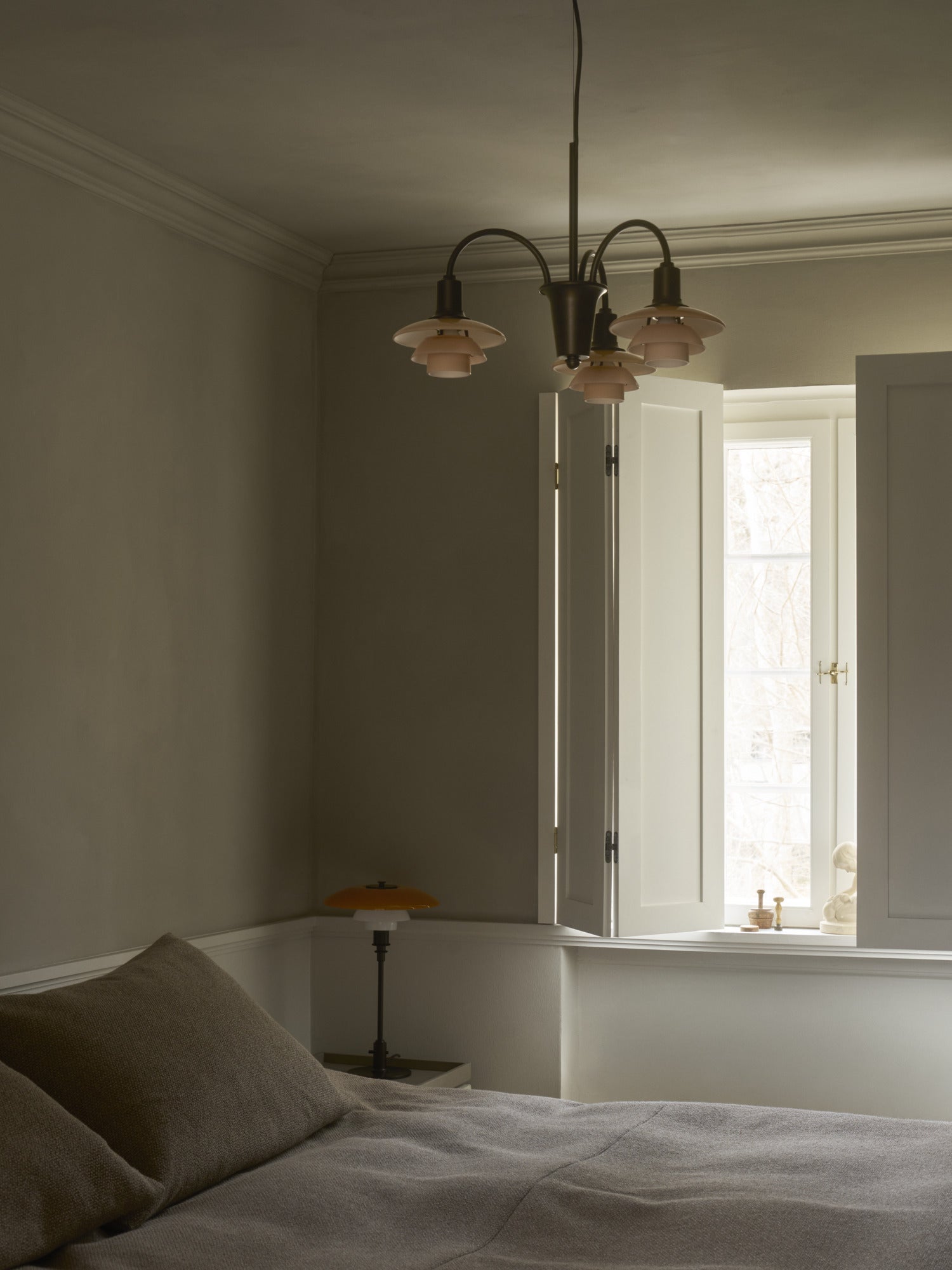 Lampa stołowa PH 3/2 - edycja stulecia biały z pomarańczowym z brązową podstawą – Louis Poulsen