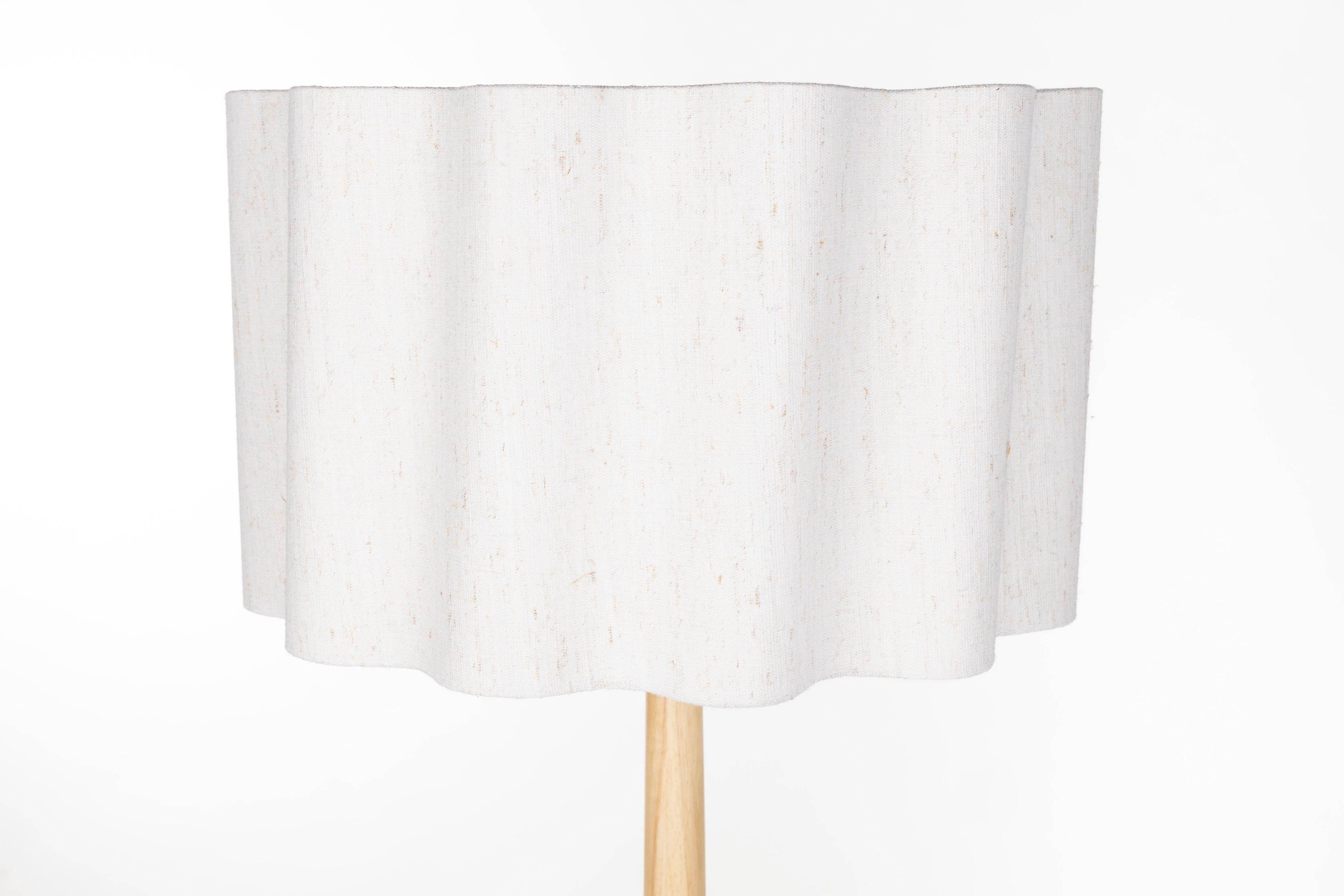 Lampa podłogowa SCALLOP złamana biel z drewnianą podstawą