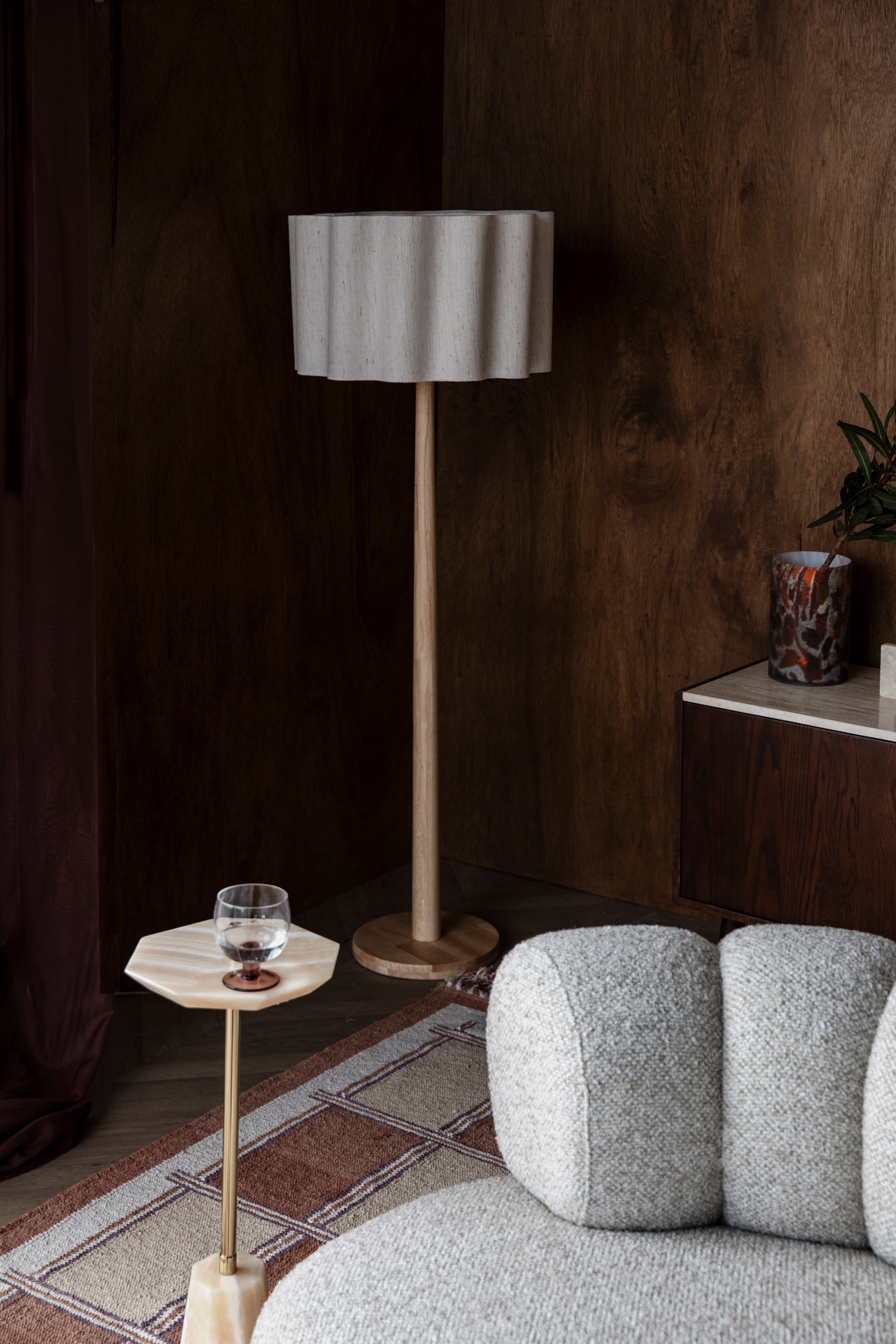 Lampa podłogowa SCALLOP złamana biel z drewnianą podstawą
