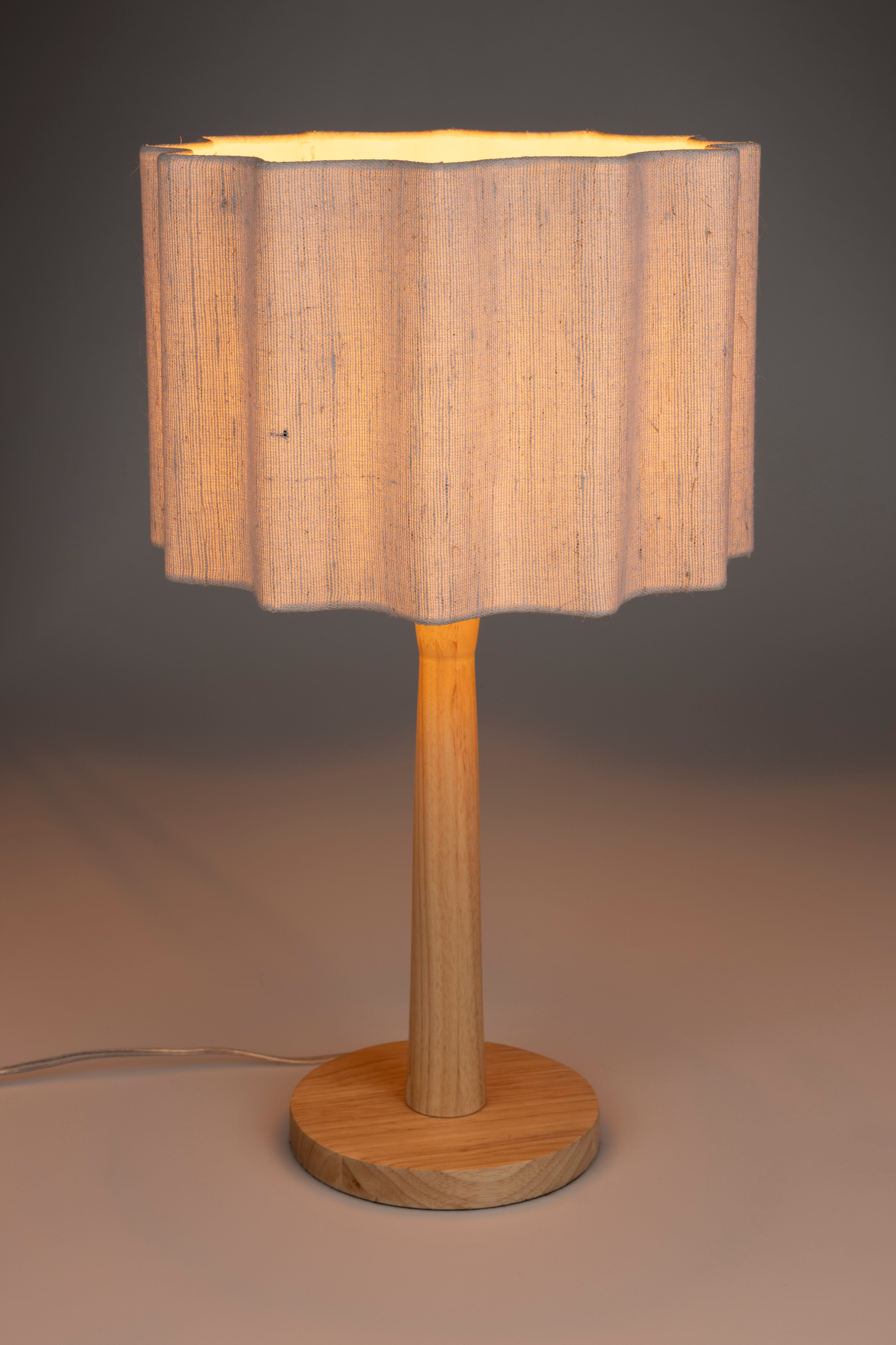 Lampa stołowa SCALLOP złamana biel z drewnianą podstawą