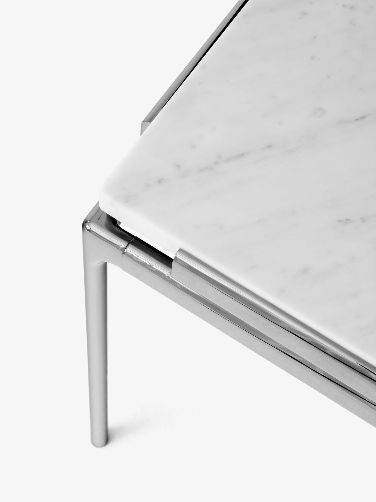 Quadratischer Couchtisch SETT LN13 mit weißer Marmorplatte und verchromtem Gestell