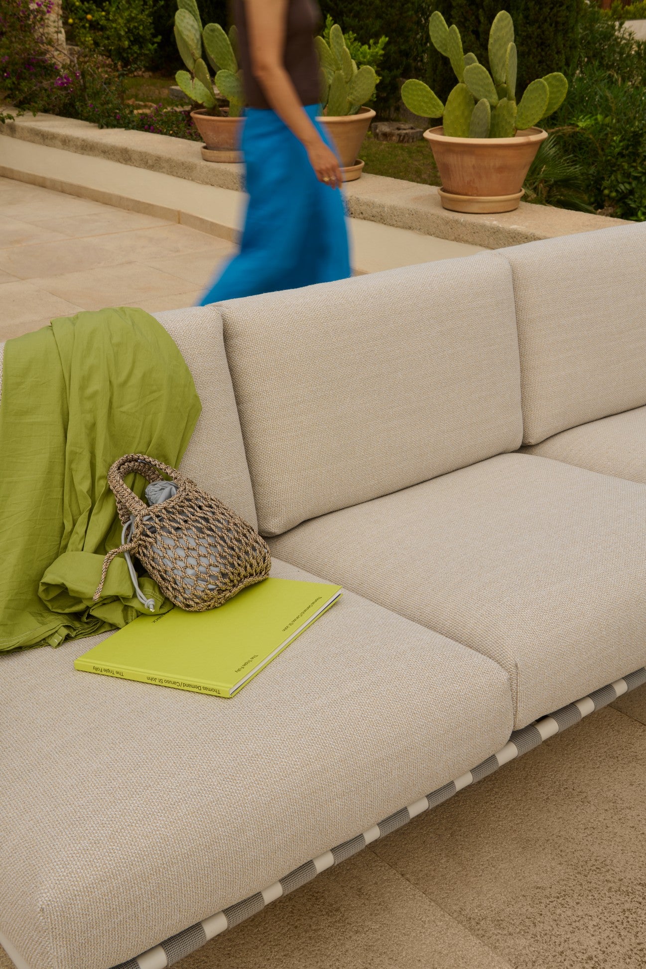 SETTLE Light Gray 3-Seater Sofa with Armrests and Gray Base