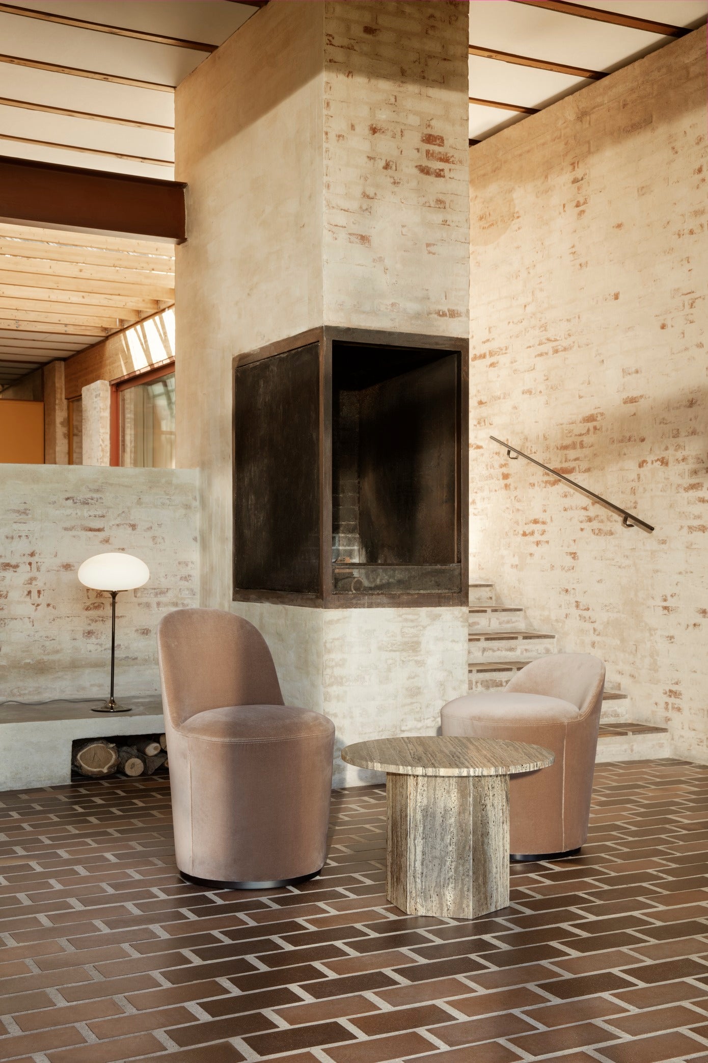 Sessel TAIL gepolstert mit schwarzem Gestell