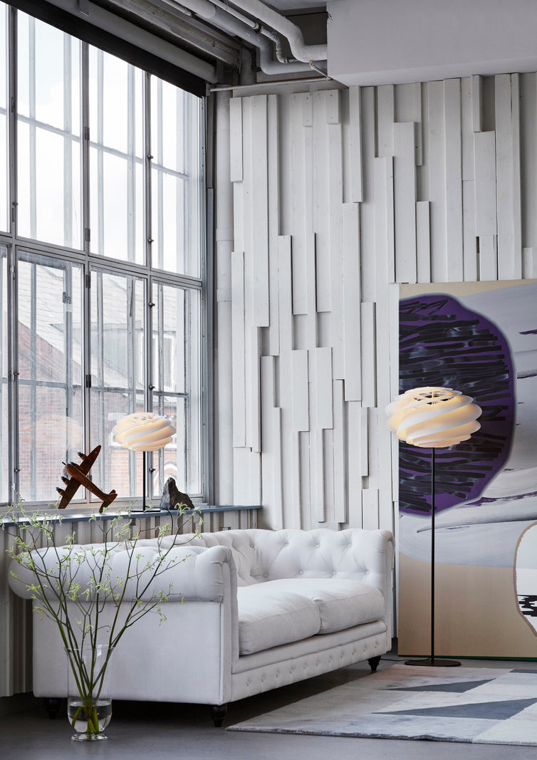 Tischlampe MODELL 331 SWIRL weiß mit schwarzem Fuß