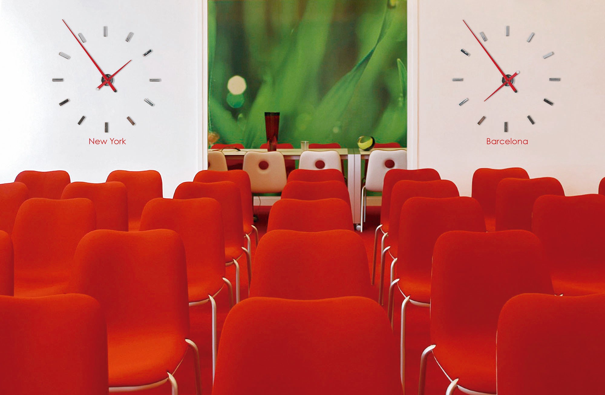 Wanduhr TACON verchromt mit rotem Finish