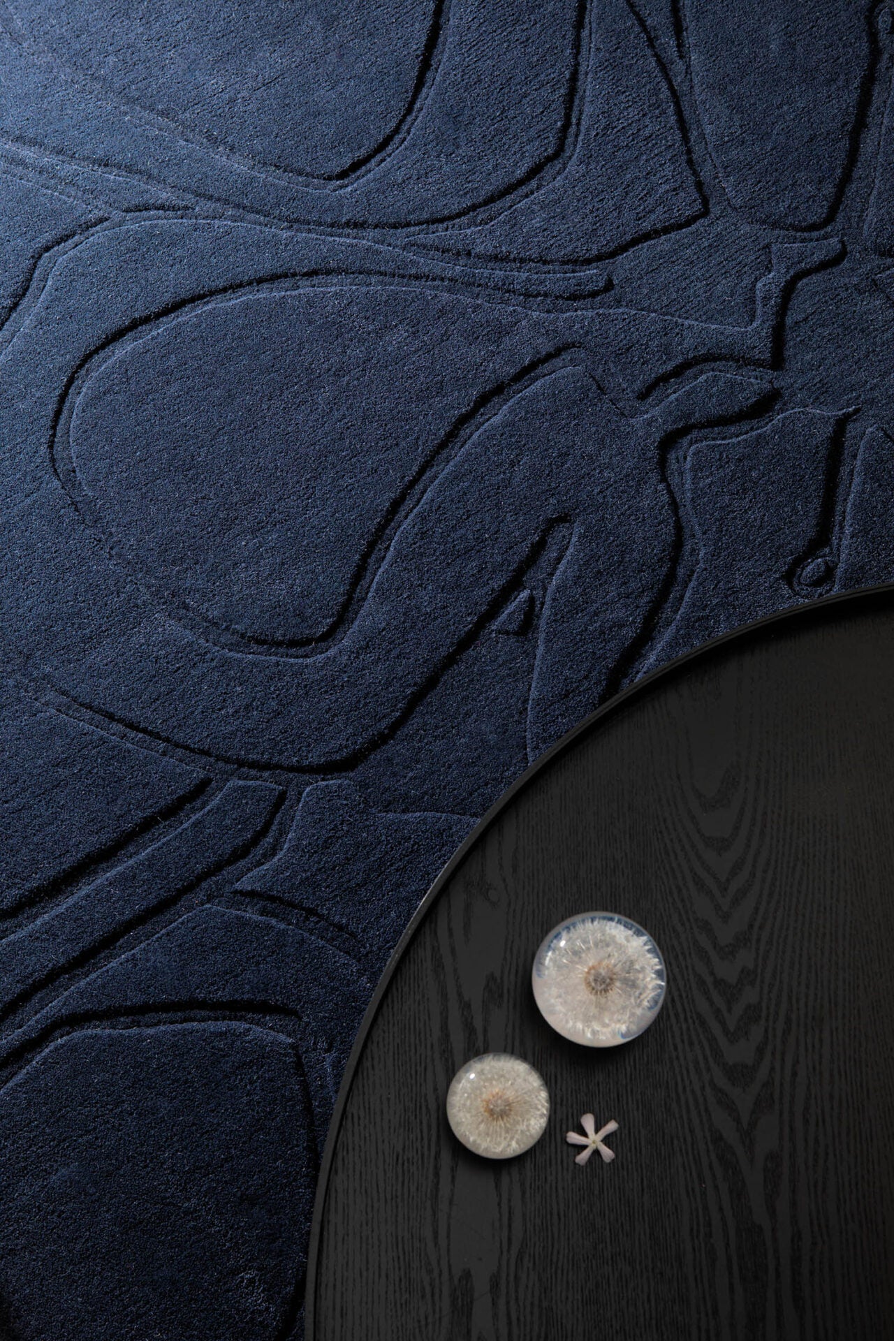 Romantic Magnolia rug navy blue