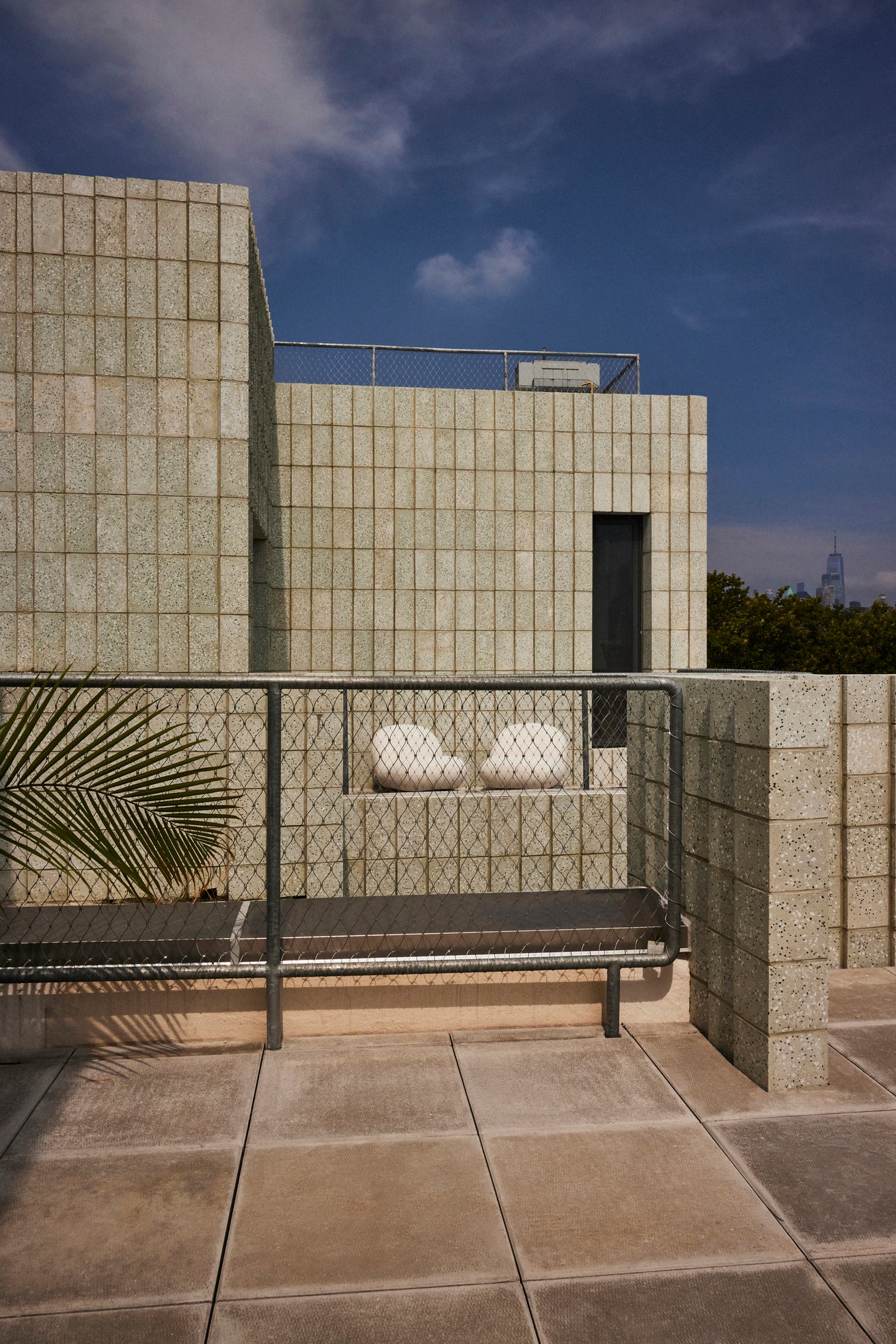 Außenstuhl PACHA gepolstert mit goldenem Fuß