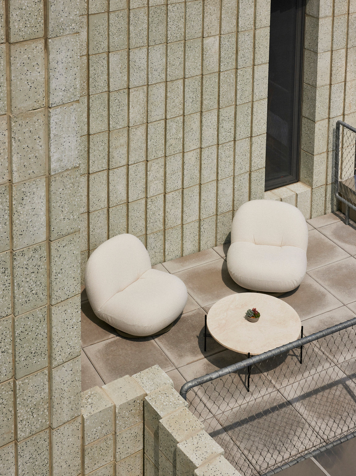 Außenstuhl PACHA gepolstert mit goldenem Fuß