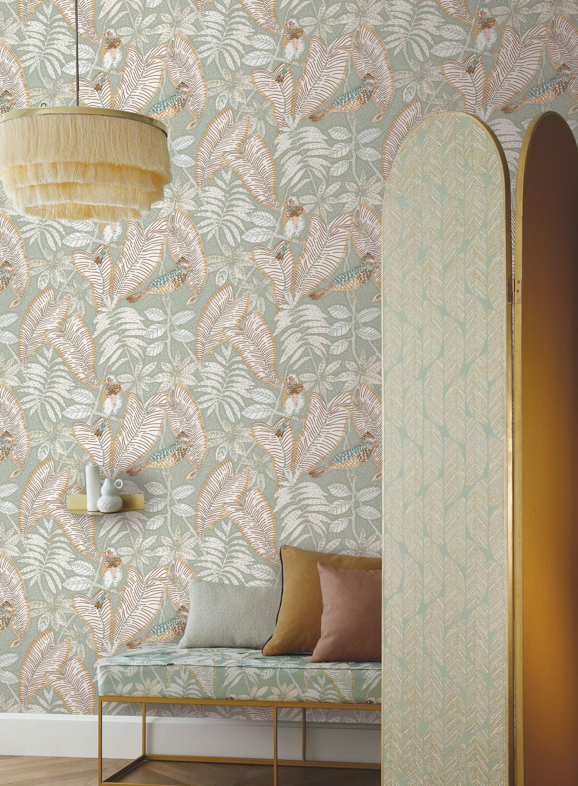 Structural wallpaper with a palm leaf plant motif SIBIA - AMANDE flickering green with white