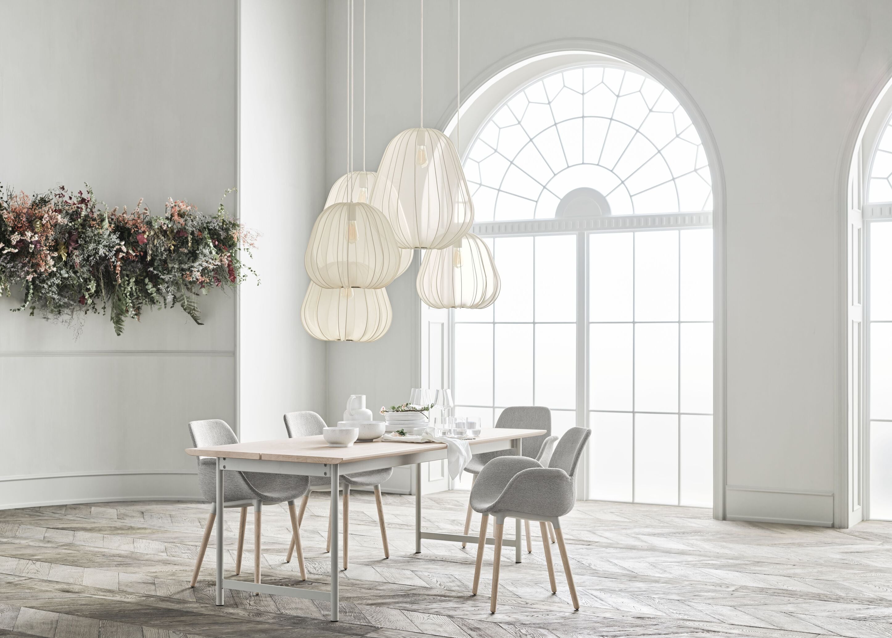 Stuhl mit Samengrau Armlehnen mit einer Stahlbasis