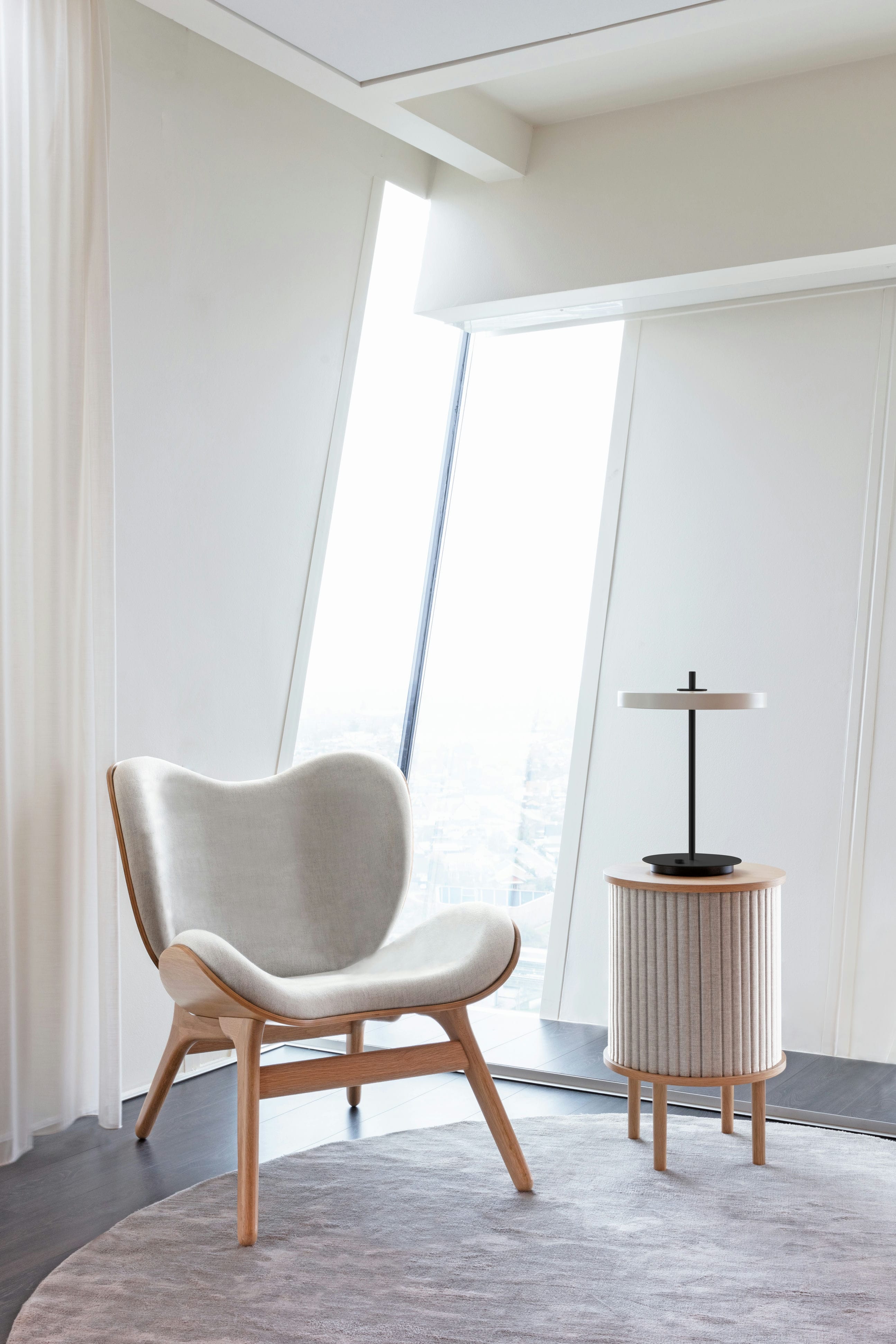 Tragbare Lampensternung bewegen sich weiß mit einer schwarzen Basis weiß