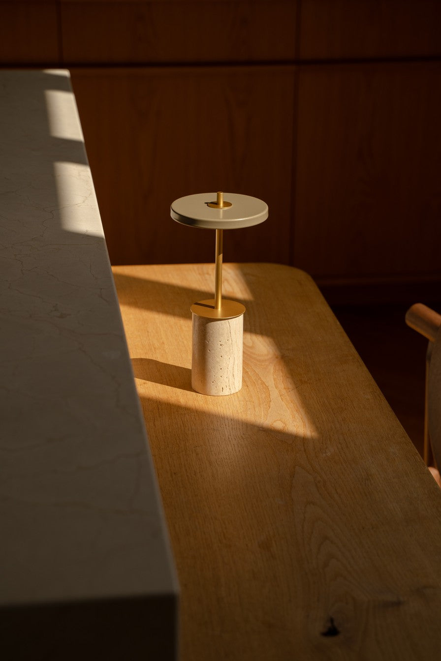 Tischlampe ASTERIA MOVE MINI Travertin mit goldener Einlage