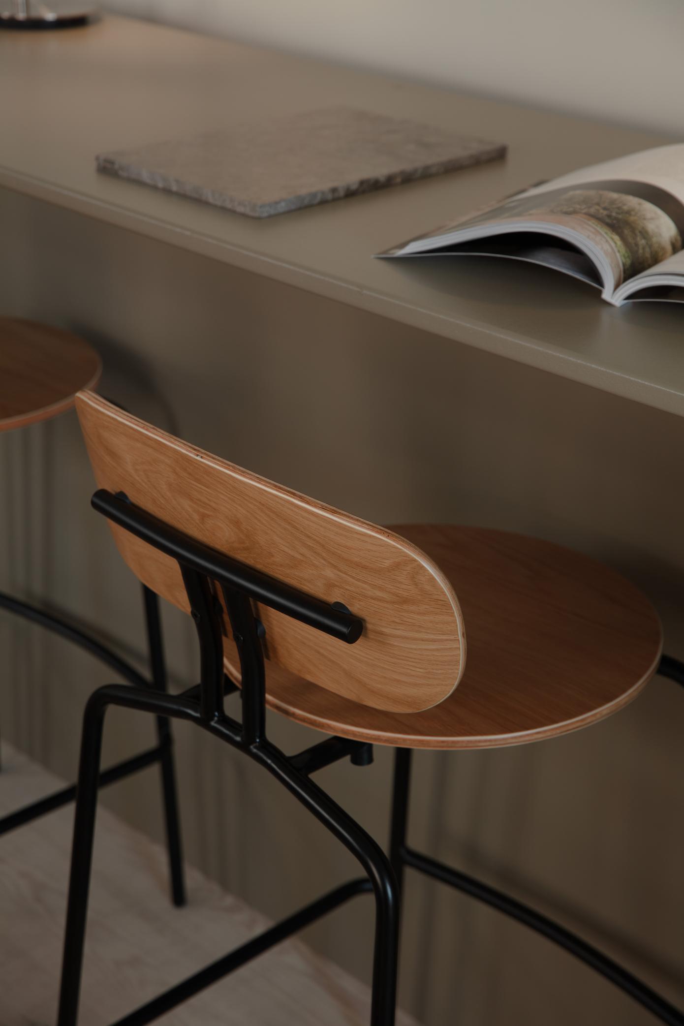 Neugieriger Creme Hoker cremigem Plüsch mit einer goldenen Basis