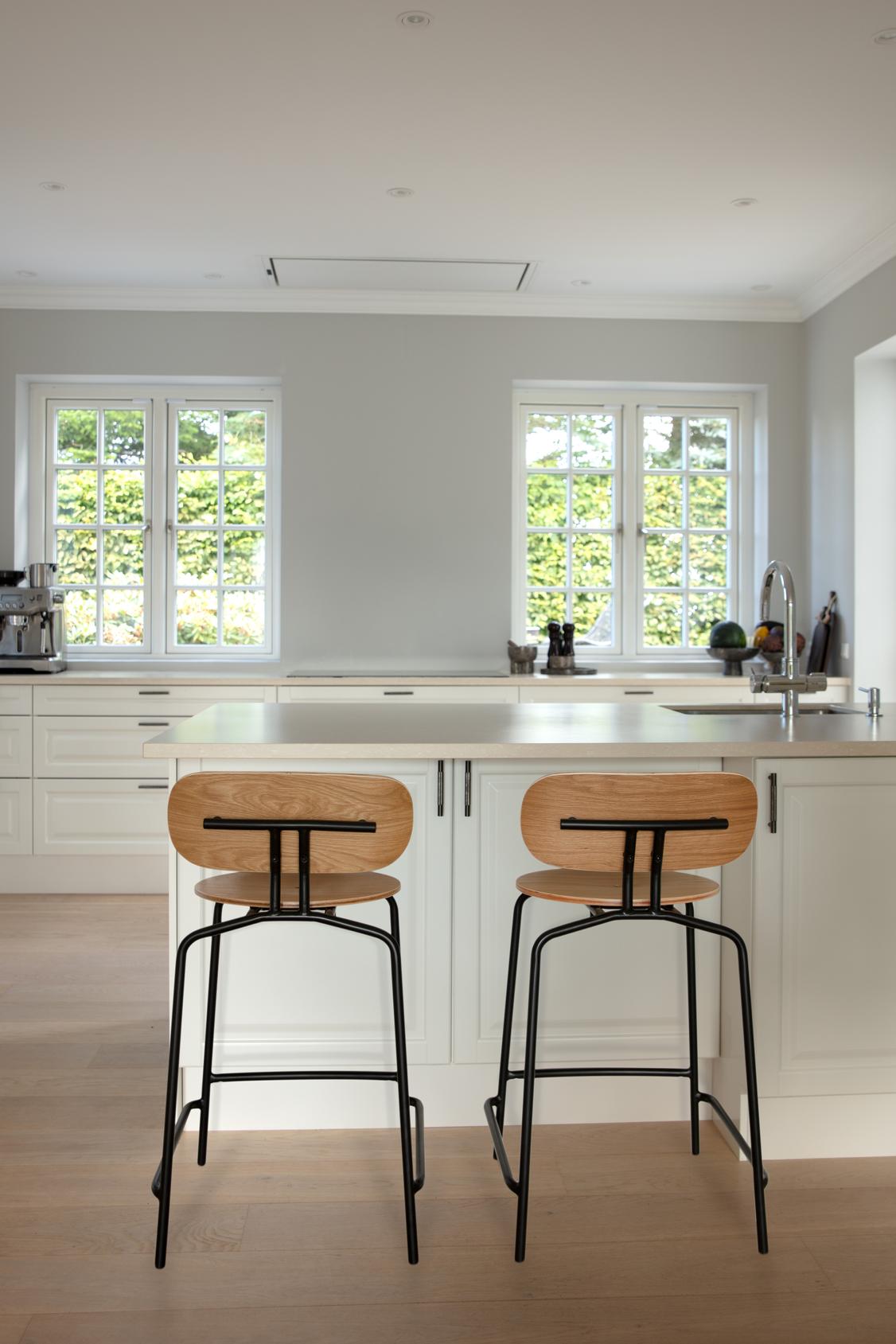 Neugieriger Creme Hoker cremigem Plüsch mit einer goldenen Basis