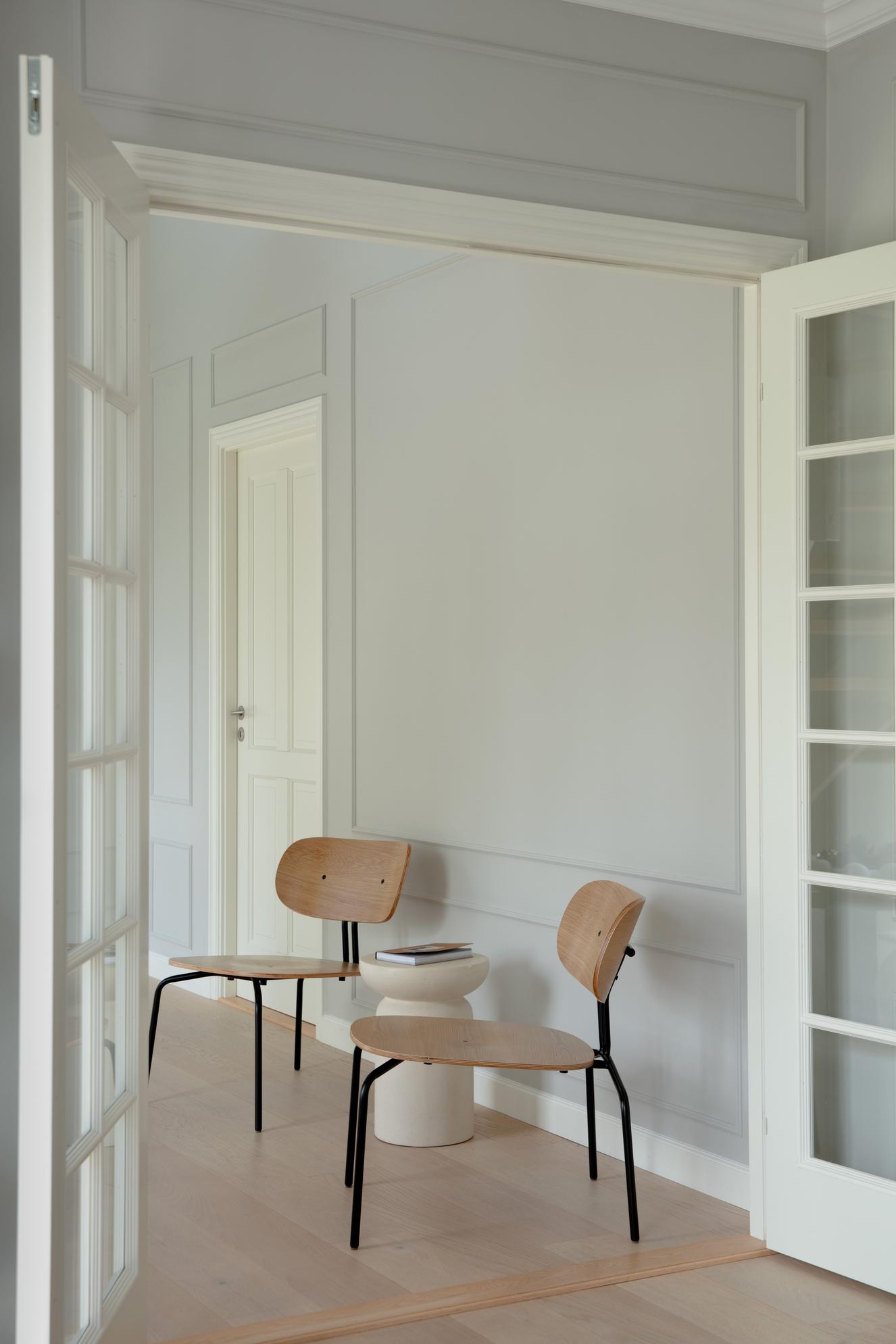 Curious cinious chair with a black base