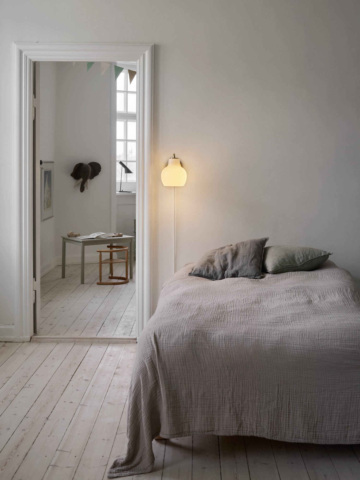 VL RING CROWN 1 Wall Lamp white with brass base