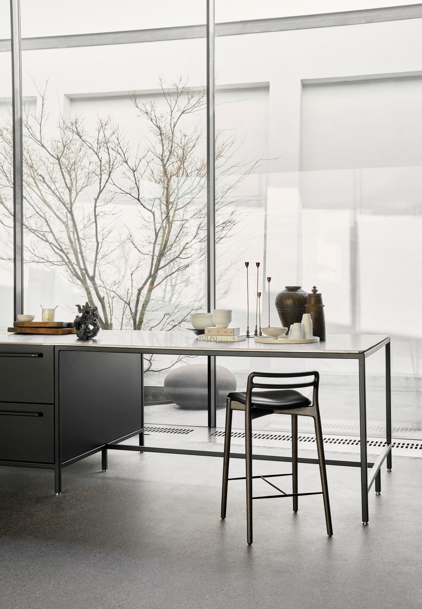 Hocker CABIN schwarze Leder mit dunklem Eichenfuß