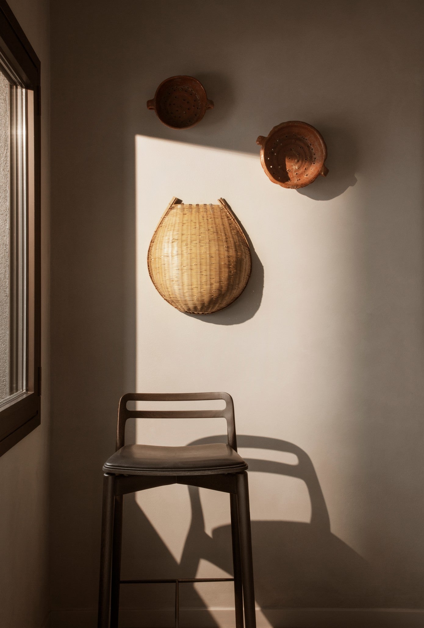 Hocker CABIN schwarze Leder mit dunklem Eichenfuß