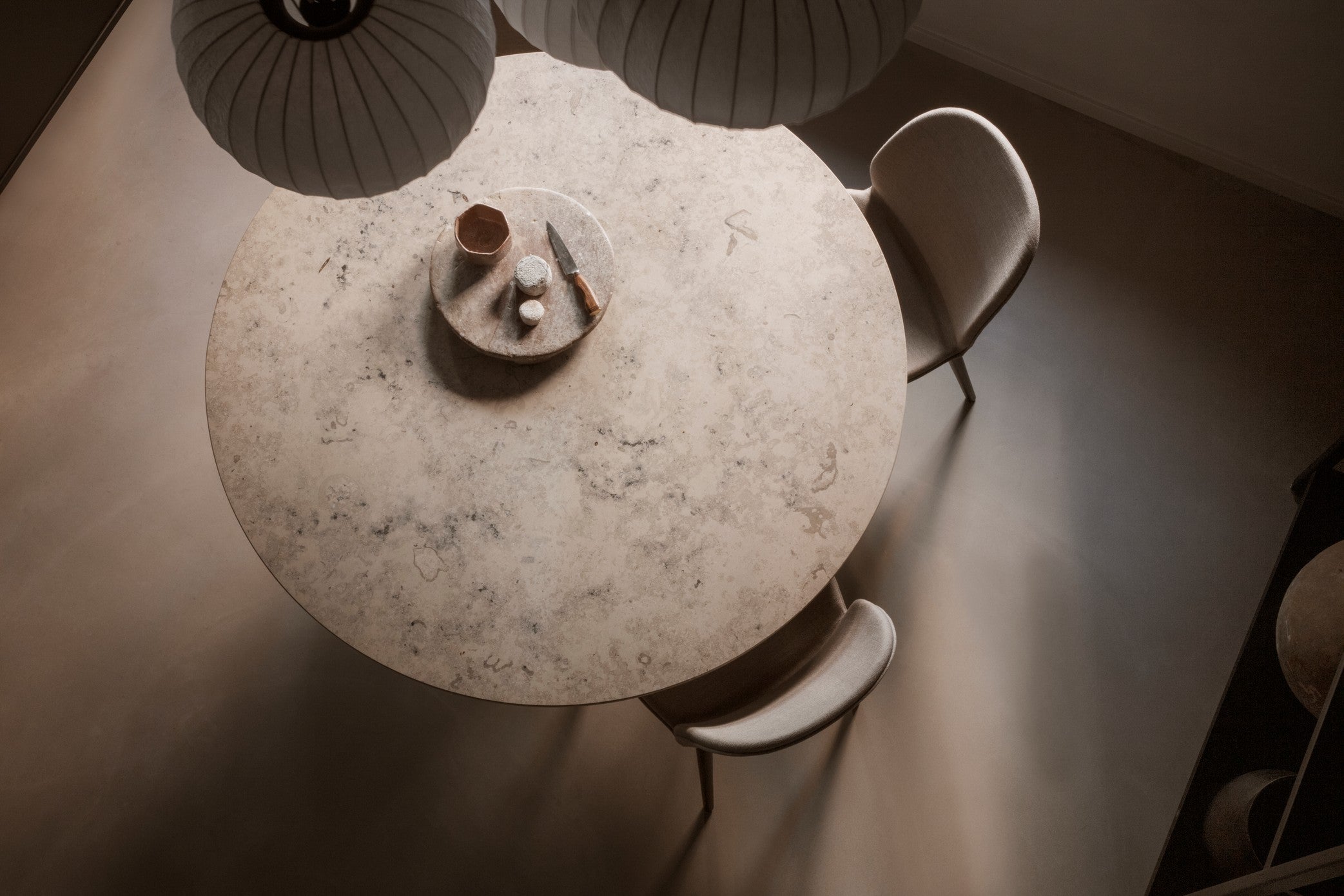 Stuhl LODGE beige mit heller Eichenbasis