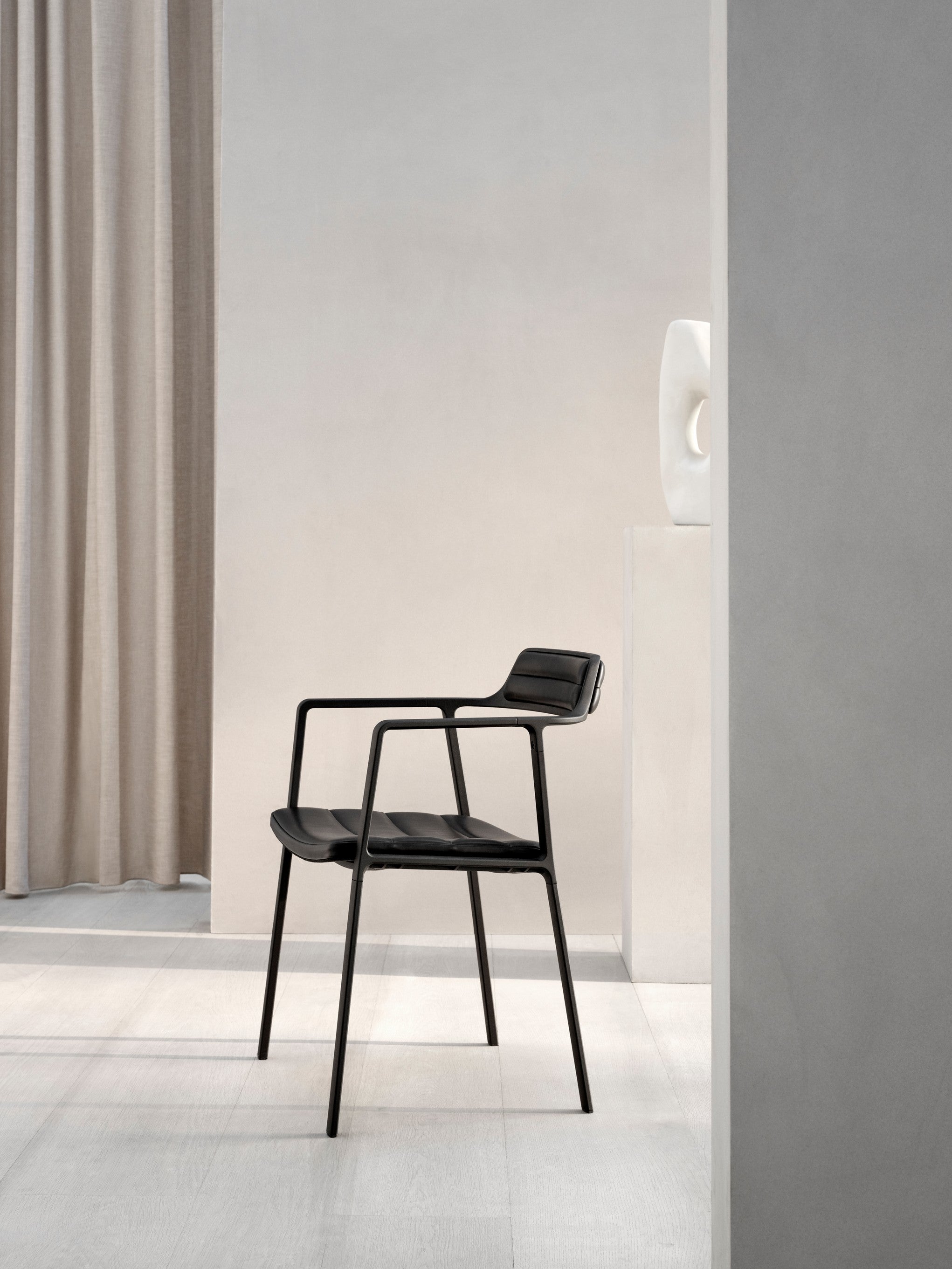 Stuhl 451 schwarze Leder mit schwarzem Metallgestell