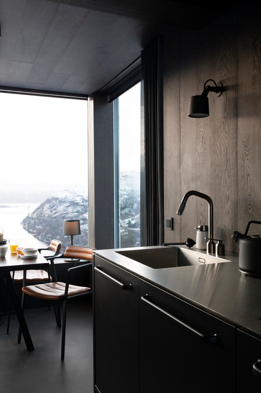 Stuhl 451 karamelbraunes Leder mit Metallbasis