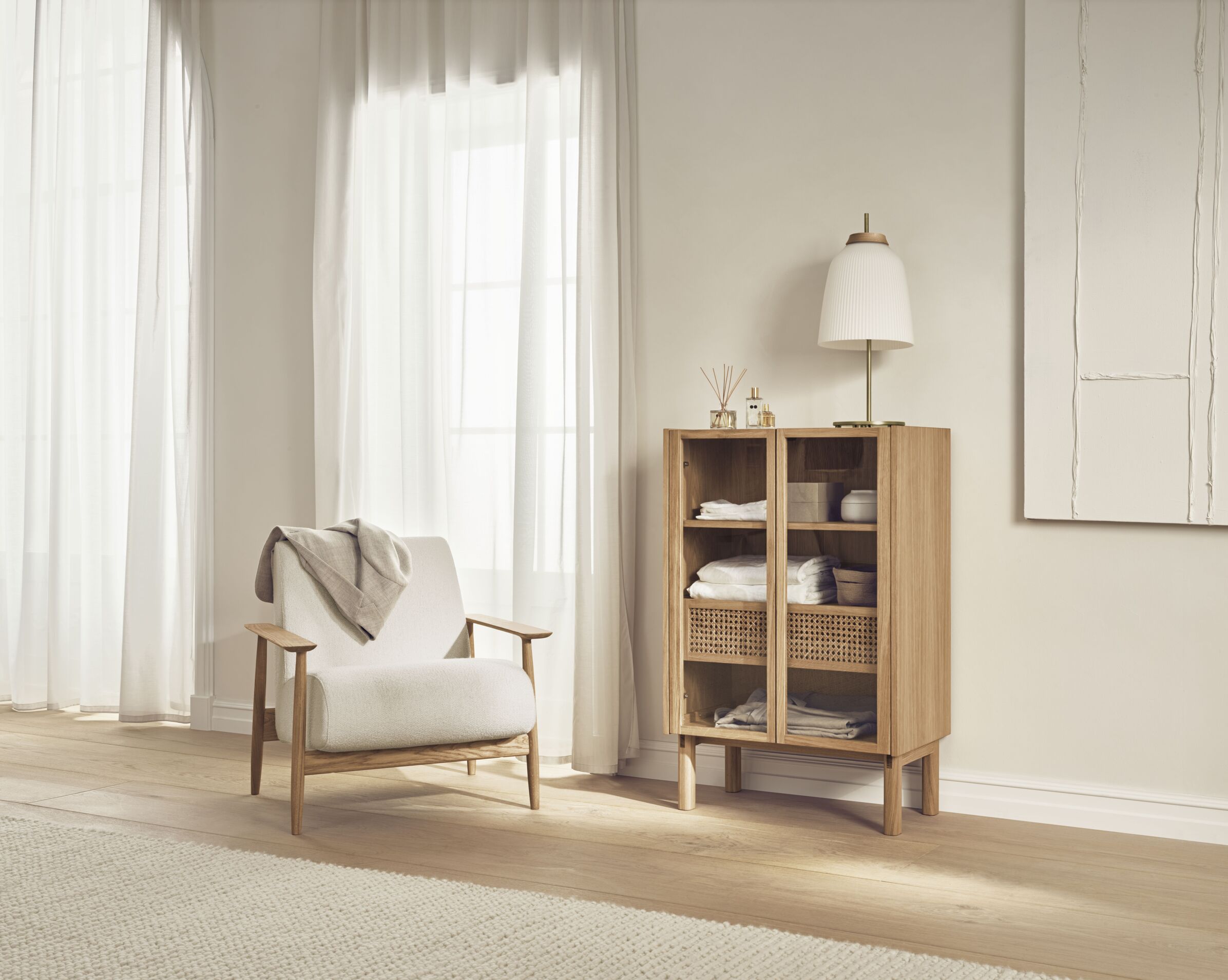 Upholstered armchair Visti base made of dark oak