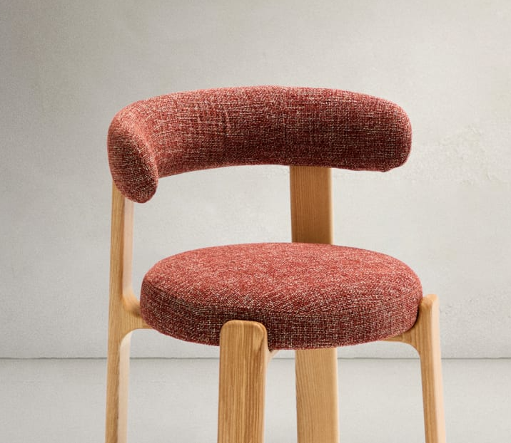 Stuhl GRANITE roter Chenille mit Eschenbasis