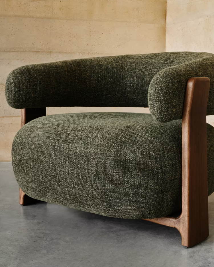 Fotel GRANITE zielony z ciemną jesionową podstawą – Kave Home