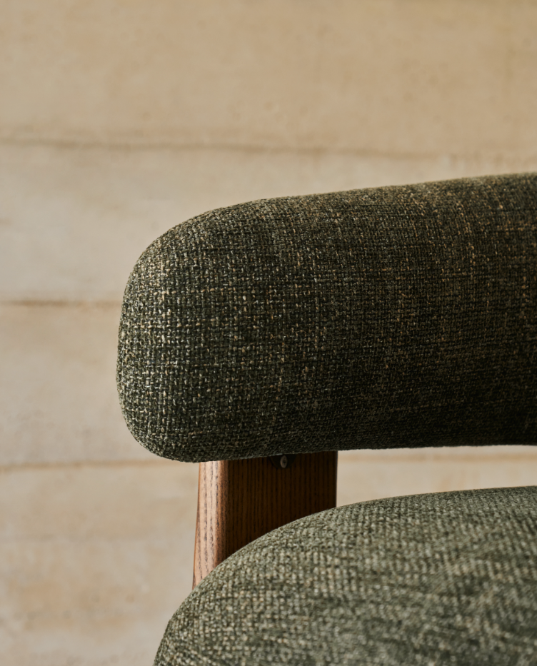 Fotel GRANITE zielony z ciemną jesionową podstawą – Kave Home