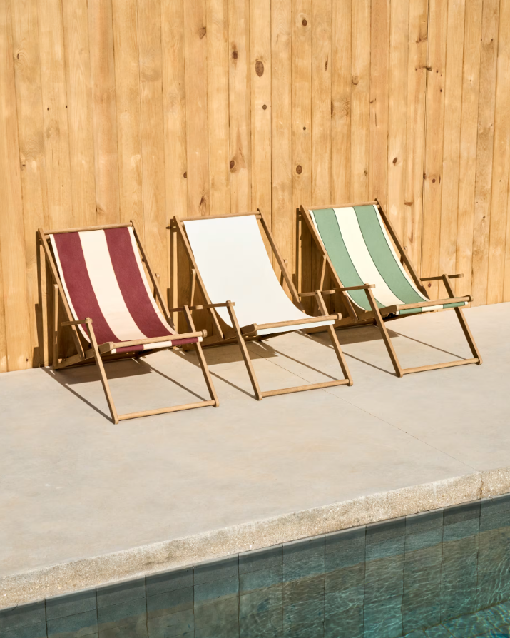 Ein Green-Bege Vilara Deckchair mit einer Akazienbasis