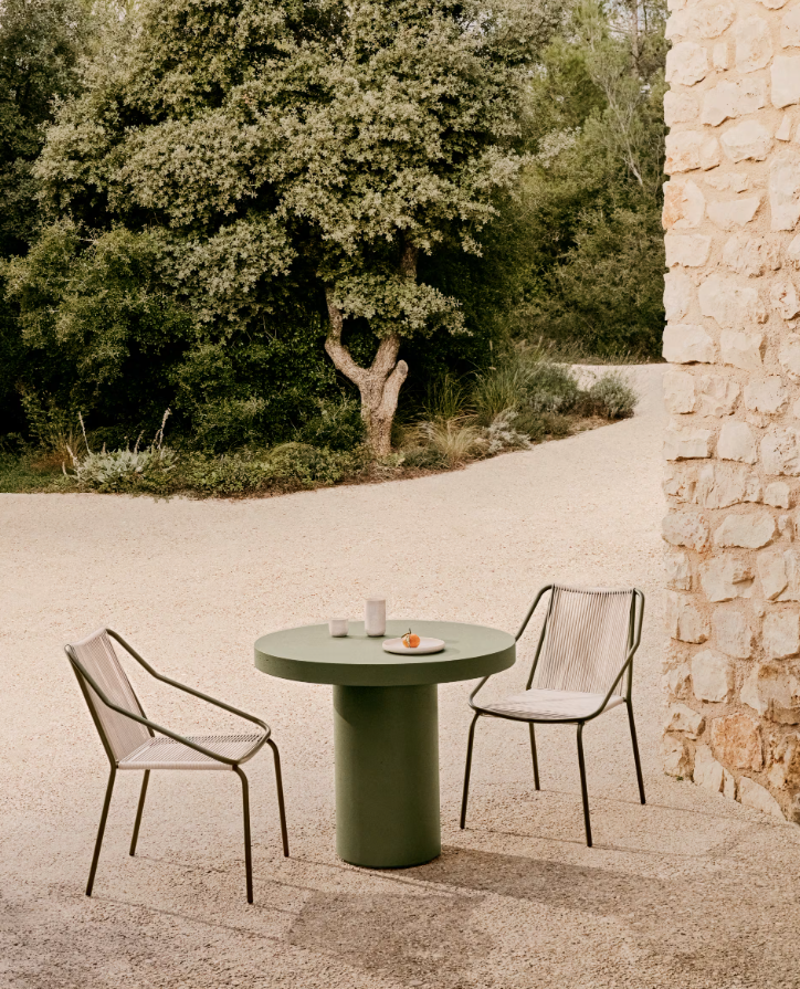 Zivia écru äußerer Stuhl mit einer Stahlbasis