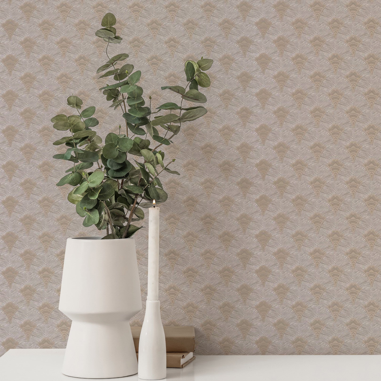 Structural wallpaper with an abstract fan pattern ADENIUM - GREGE light gray with gold