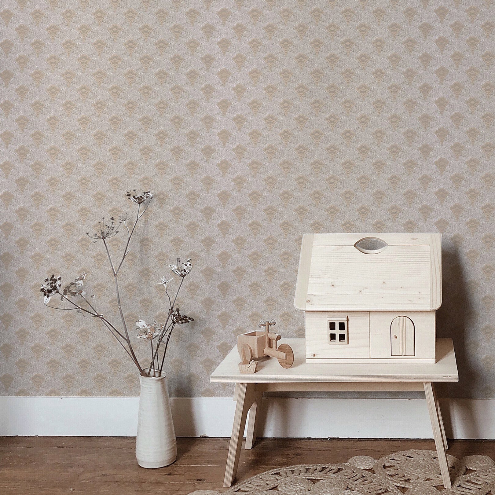 Structural wallpaper with an abstract fan pattern ADENIUM - GREGE light gray with gold