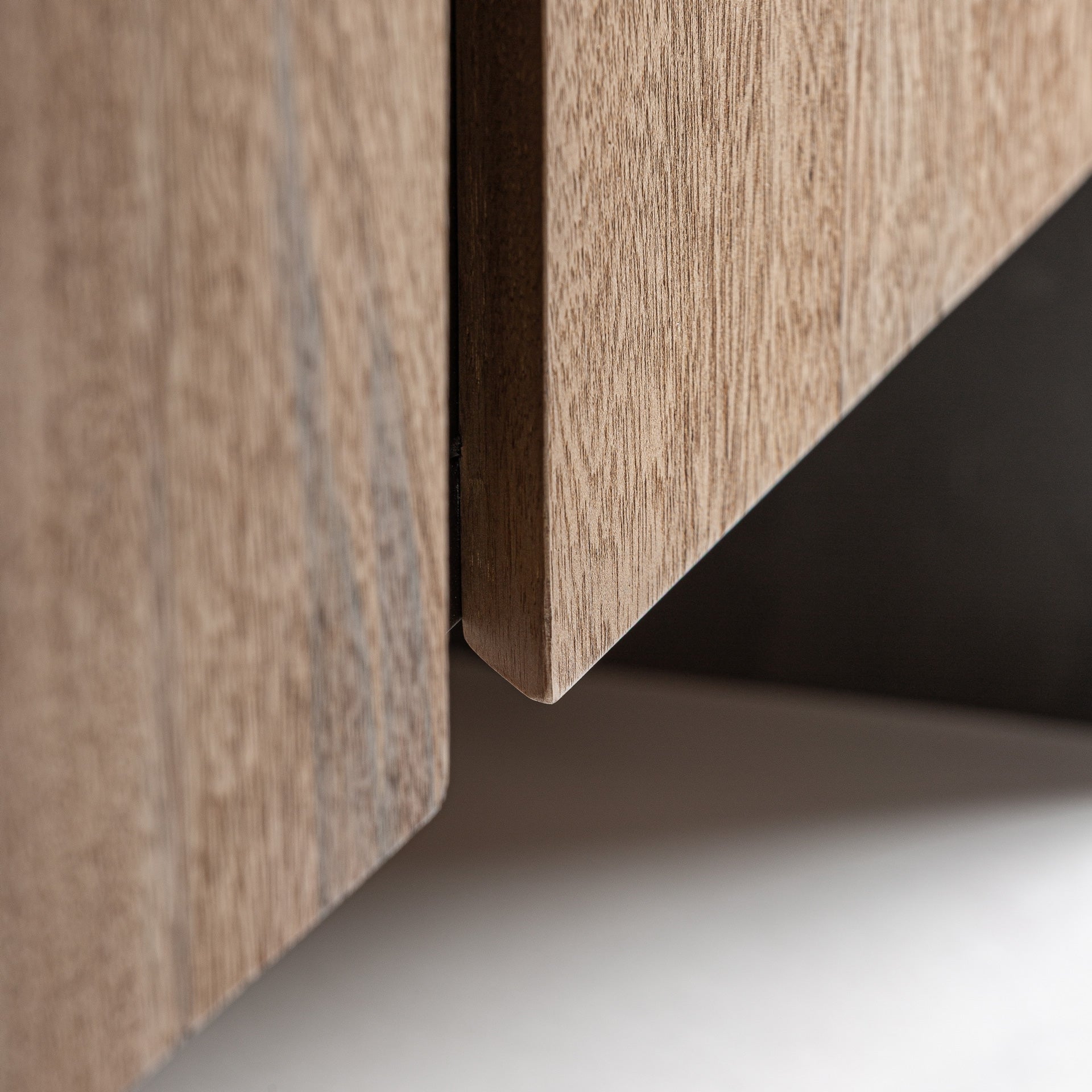 KILLEANY Schrank aus Mangoholz mit metallischer Veredelung