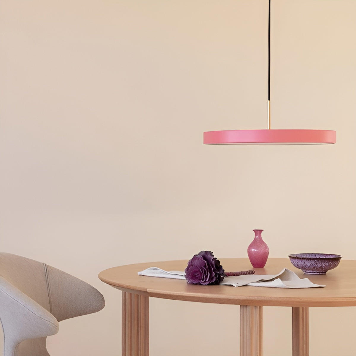 ASTERIA PLUS pendant lamp in light pink with a gold accent