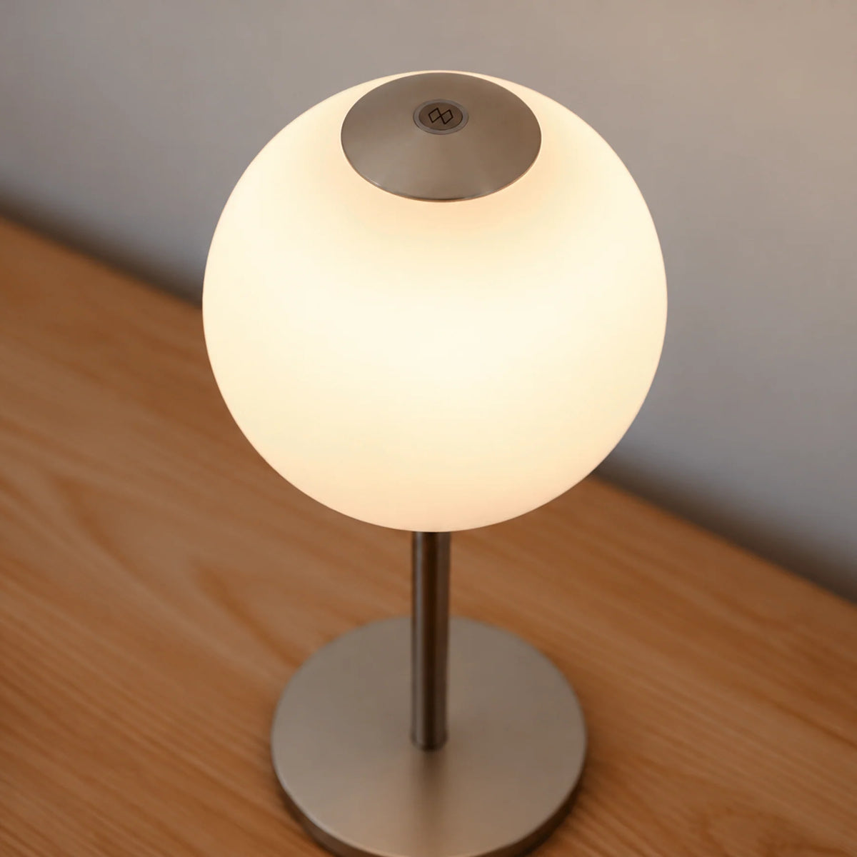Tragbare Lampe AUDREY MOVE in Weiß mit goldener Einlage