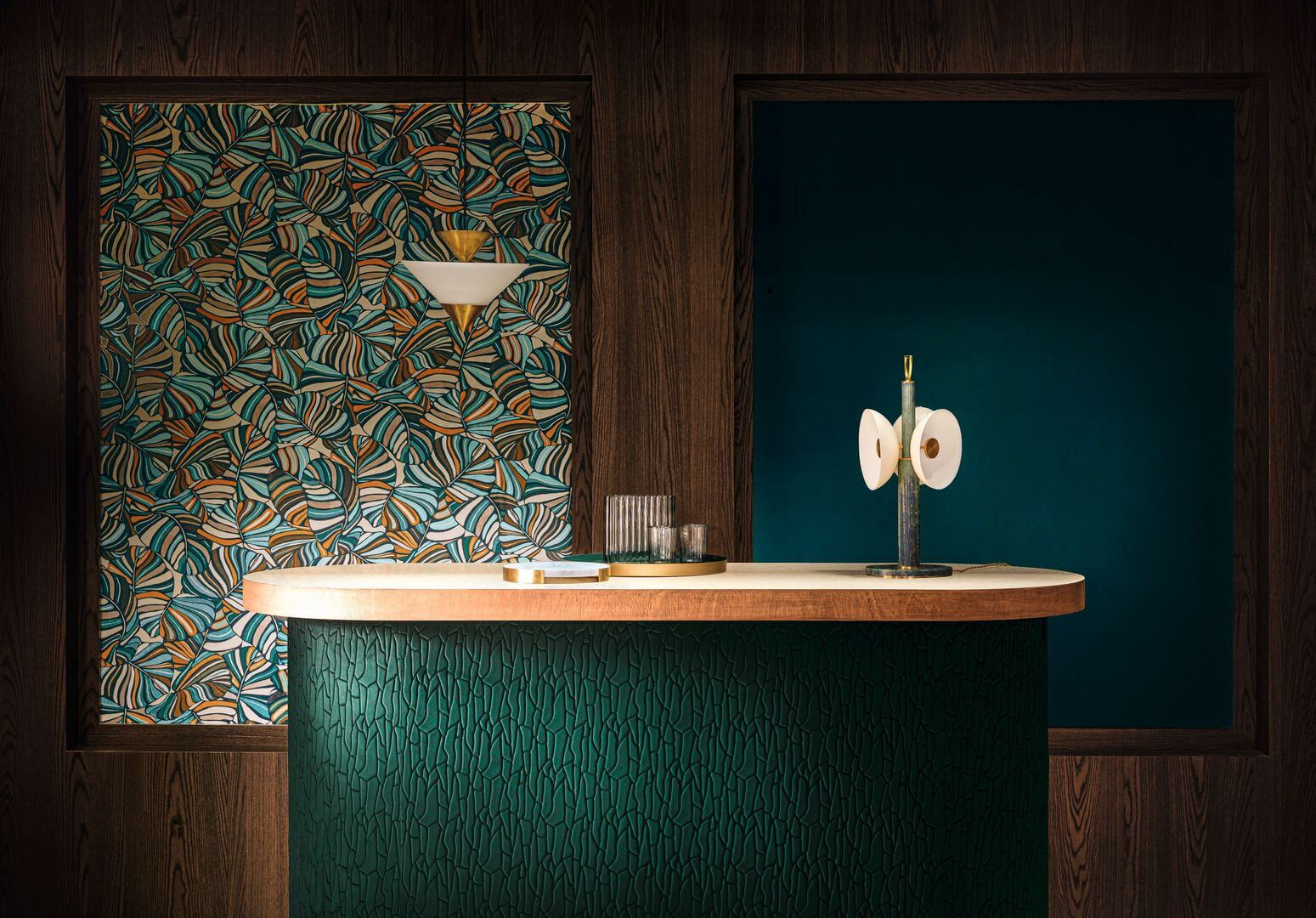 Textiltapete mit tropischem Blattmuster PACHIRA - CÉLADON in Mintgrün mit Orange