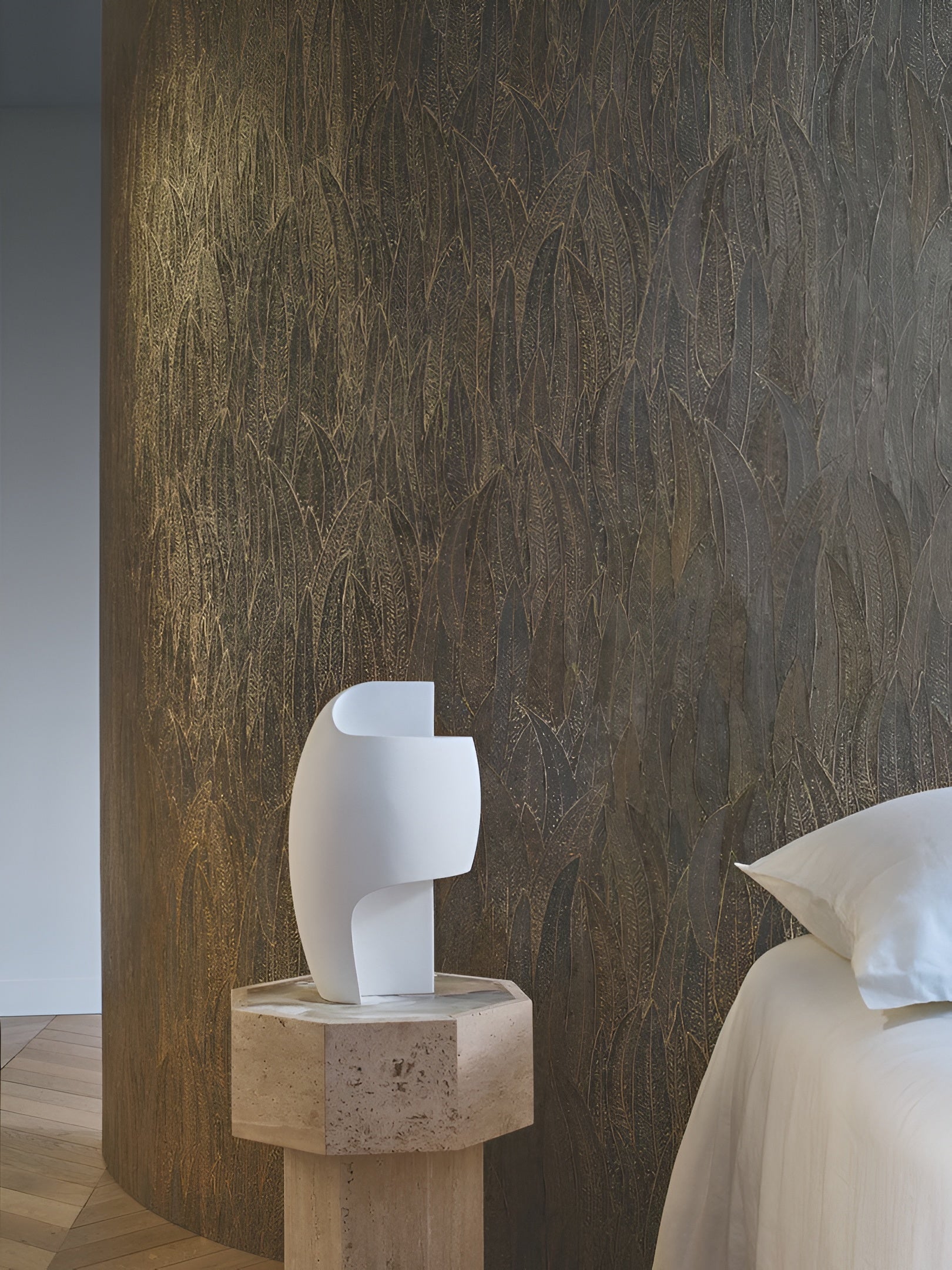 Metallic wallpaper with a eucalyptus leaf plant motif CINEREA - IVORY/GOLD ivory with gold