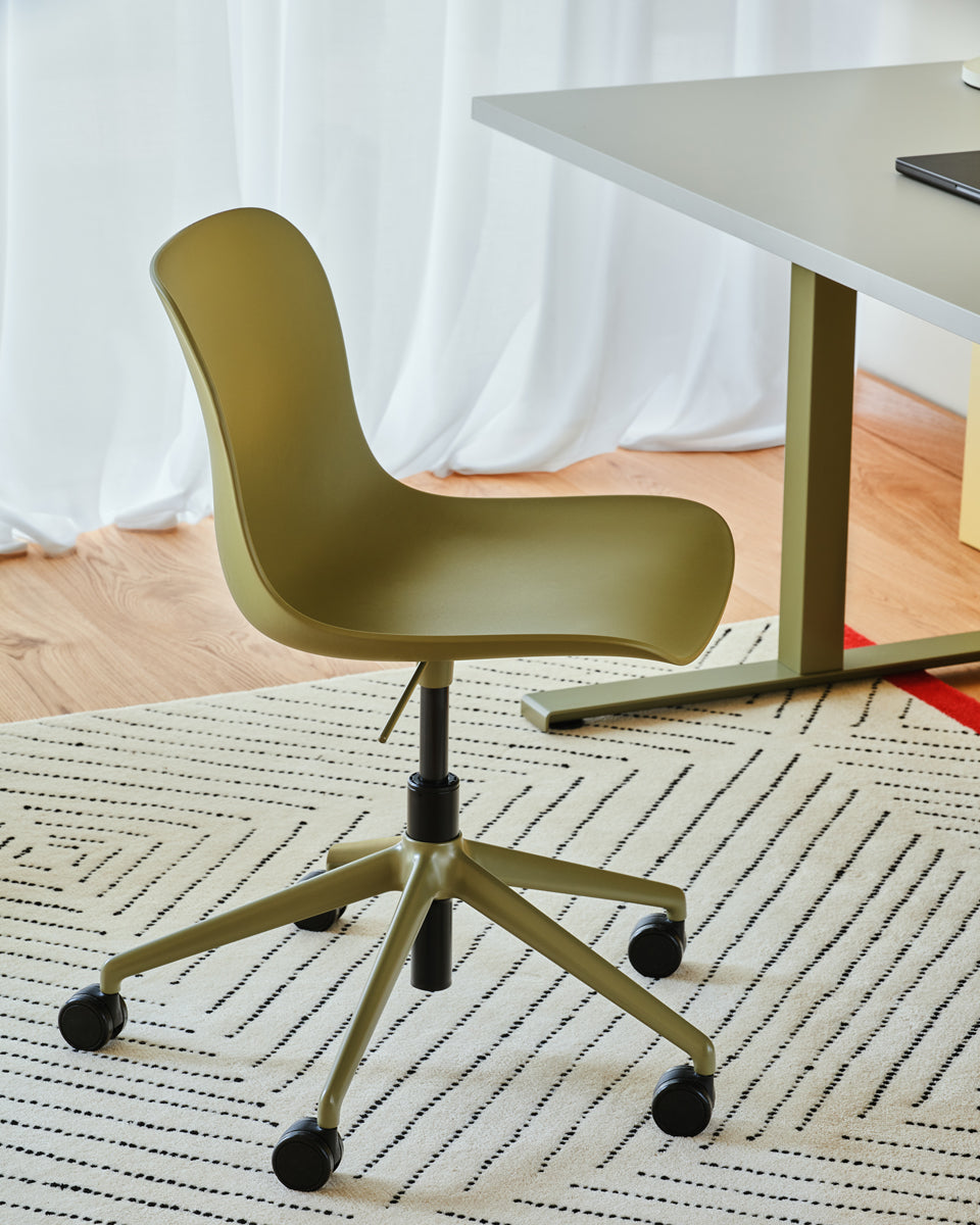 Baltic 2 Basic Drehstuhl Verstellbare Basis mit Rädern auf einer weichen Oberfläche