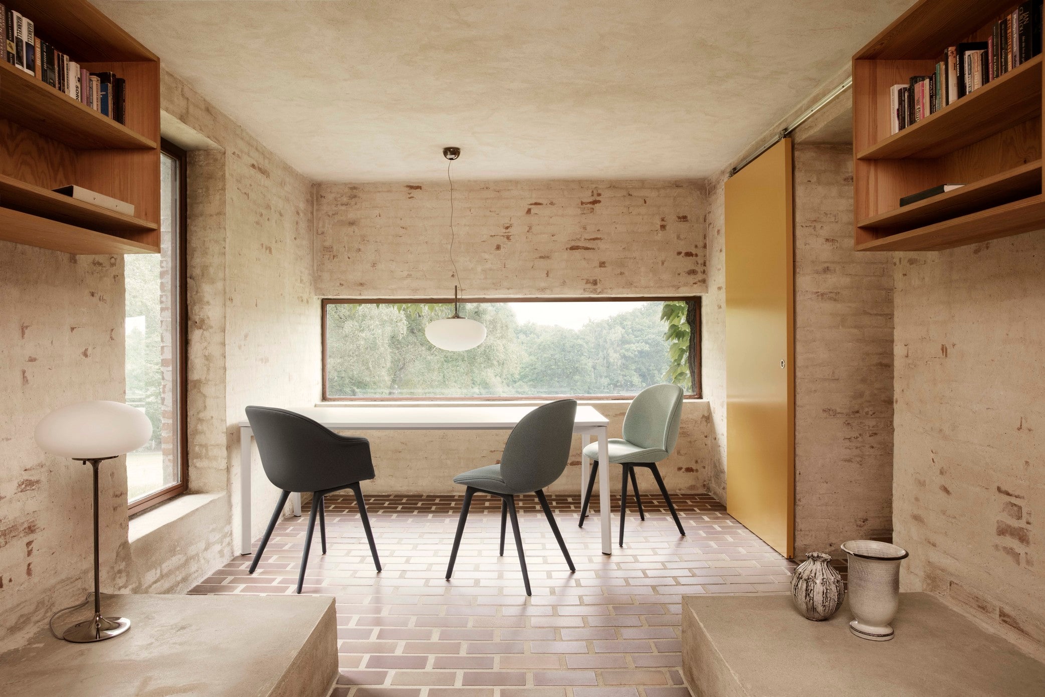 Stuhl BAT weiß mit Eichenbasis