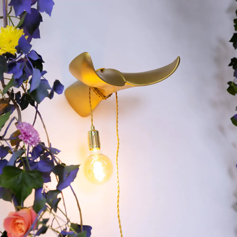 Goldene Wandleuchte THE TAIL WILL FOLLOW