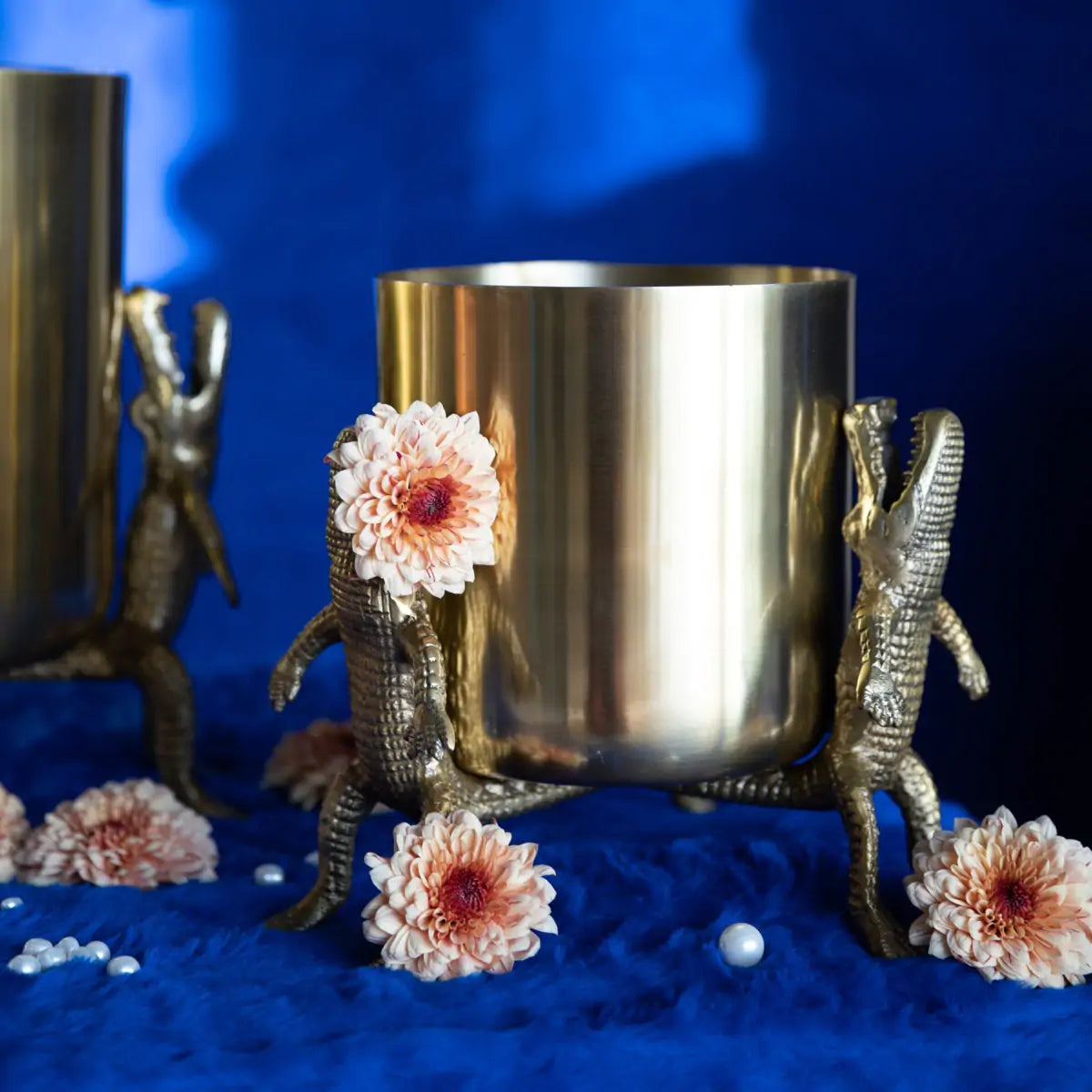 UMGEBEN VON KROKODILEN Vase Gold