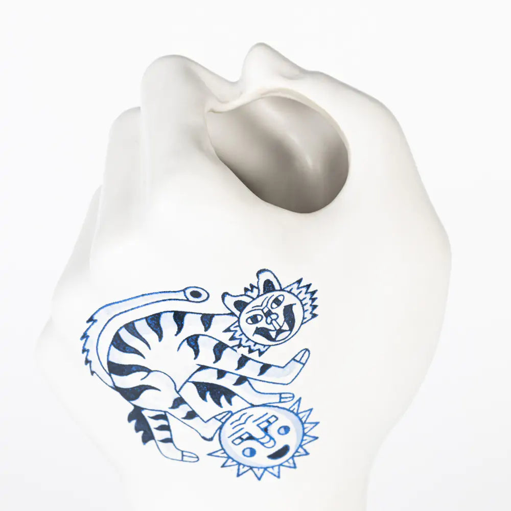 LIBERTY MATTERS Vase aus weißer Keramik