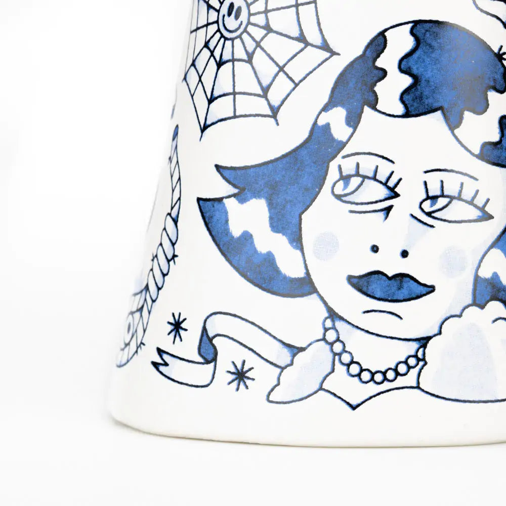 LIBERTY MATTERS Vase aus weißer Keramik