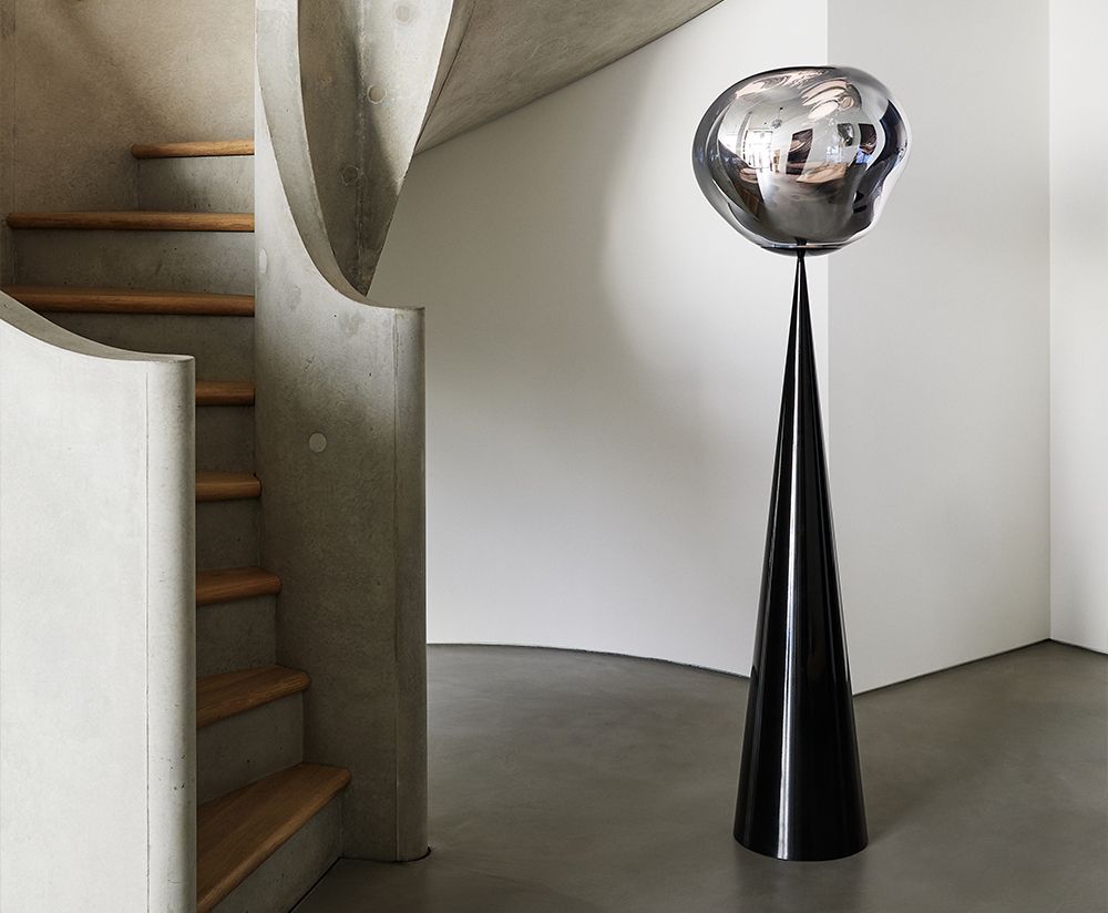 Stehlampe MELT FAT CONE silber mit schwarzem Fuß