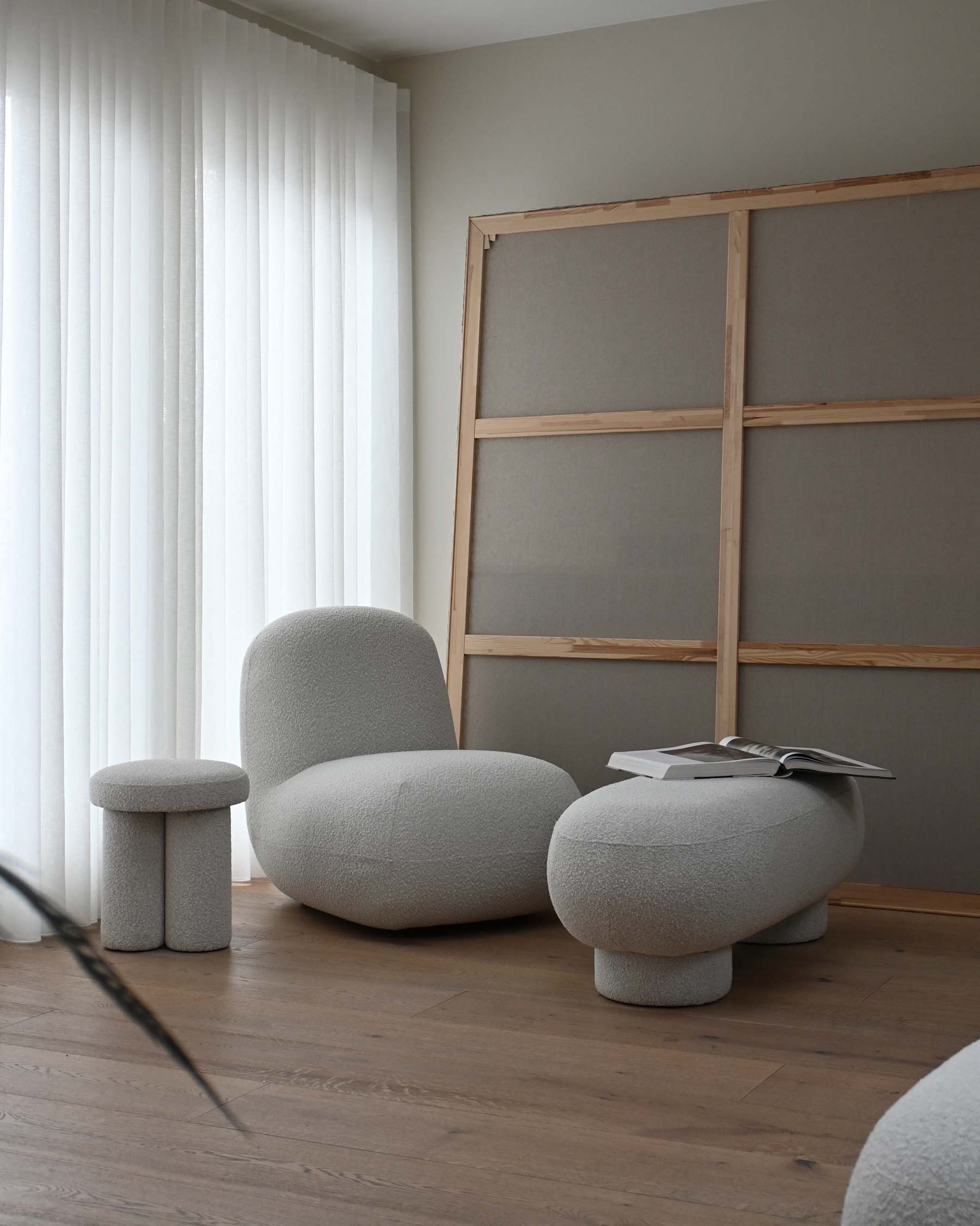 TOE FLAT armloser Sessel Bouclé weiß