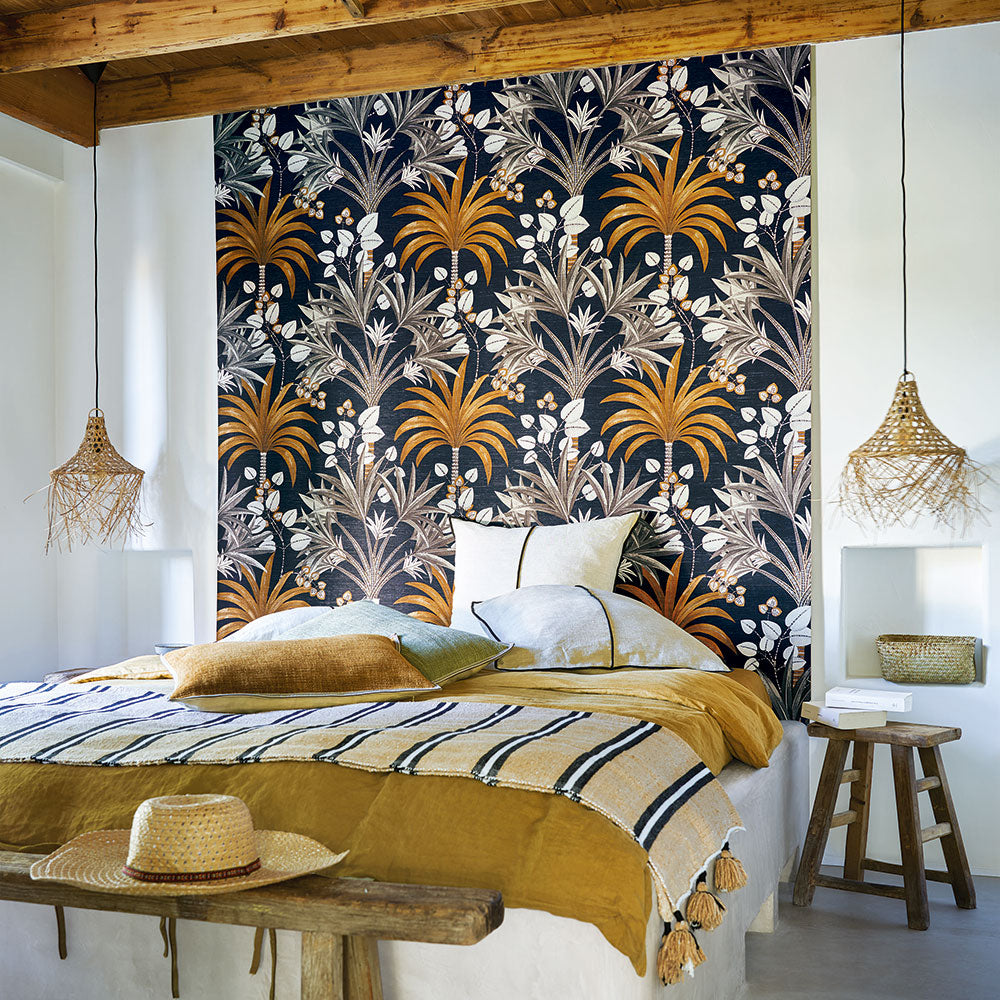 Structural wallpaper with a palm plant motif MIRISSA - AMBRE/BLUSH amber with pink