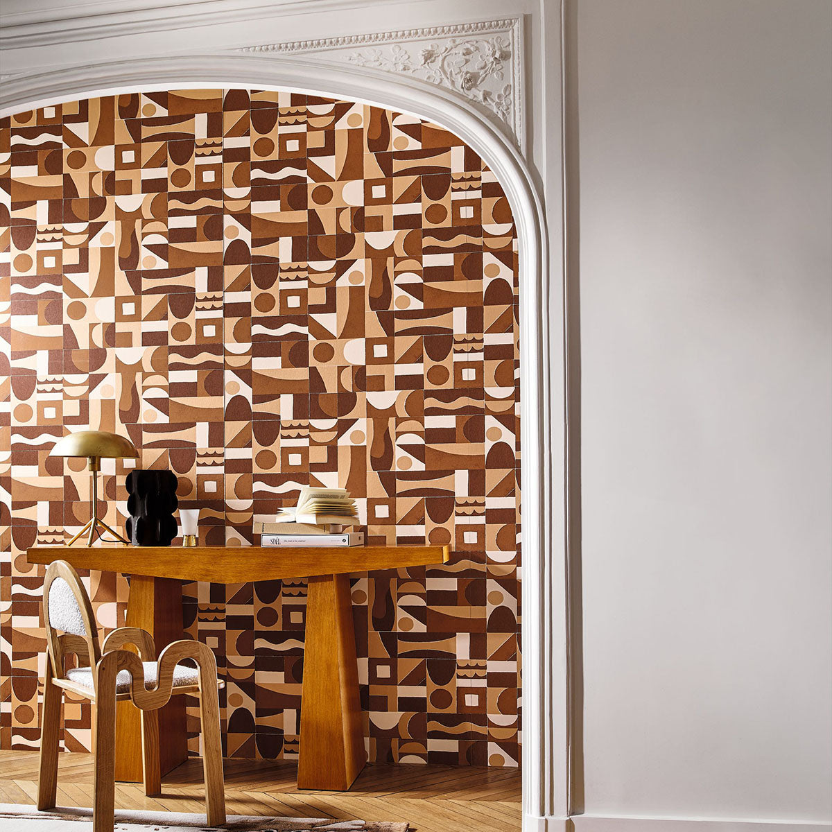 Structural wallpaper with geometric pattern GOURNA - TERRACOTTA/CUIVRE terracotta with bronze